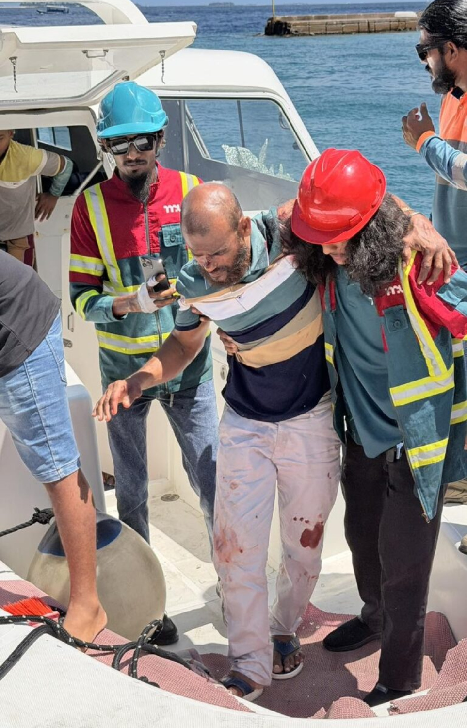 އެކްސިޑެންޓުގައި ލޯންޗުން ދަތުރުކުރި މީހަކަށް އަނިޔާވުމުން އެމްޕީއެލް މުވައްޒަފުން އޭނާ ހޮސްޕިޓަލަށް ގެންދިއުމަށް އެހީވަނީ.-- ފޮޓޯ: އިރުވަރު އޮންލައިން / ފޭސްބުކް