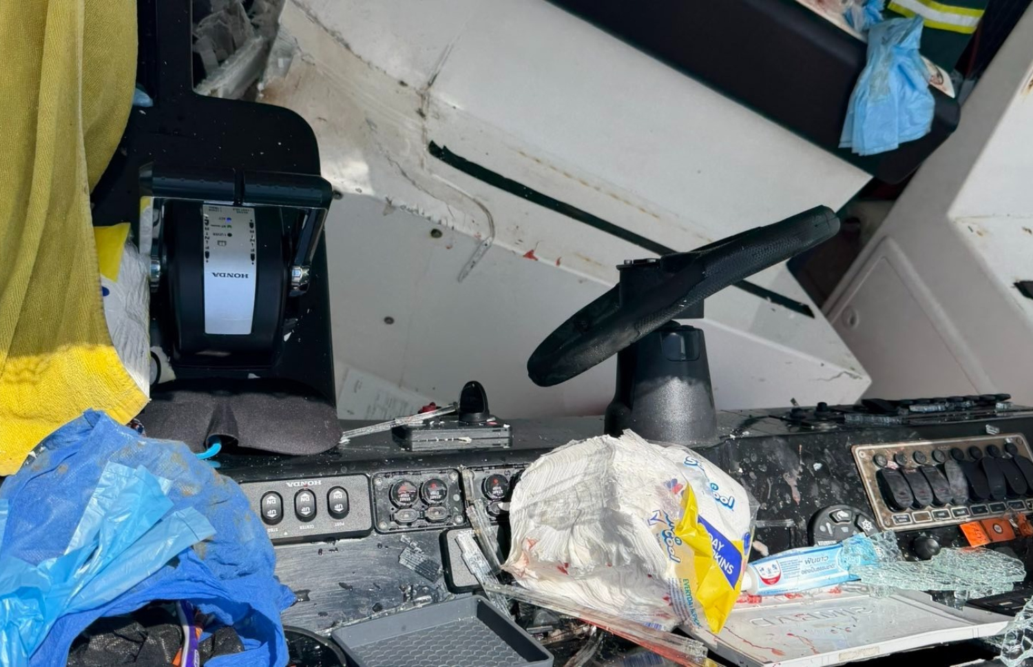 އެކްސިޑެންޓުގައި ލޯންޗަށް އެކި ވަރުގެ ގެއްލުން ލިބިފައި.-- ފޮޓޯ: އިރުވަރު އޮންލައިން / ފޭސްބުކް