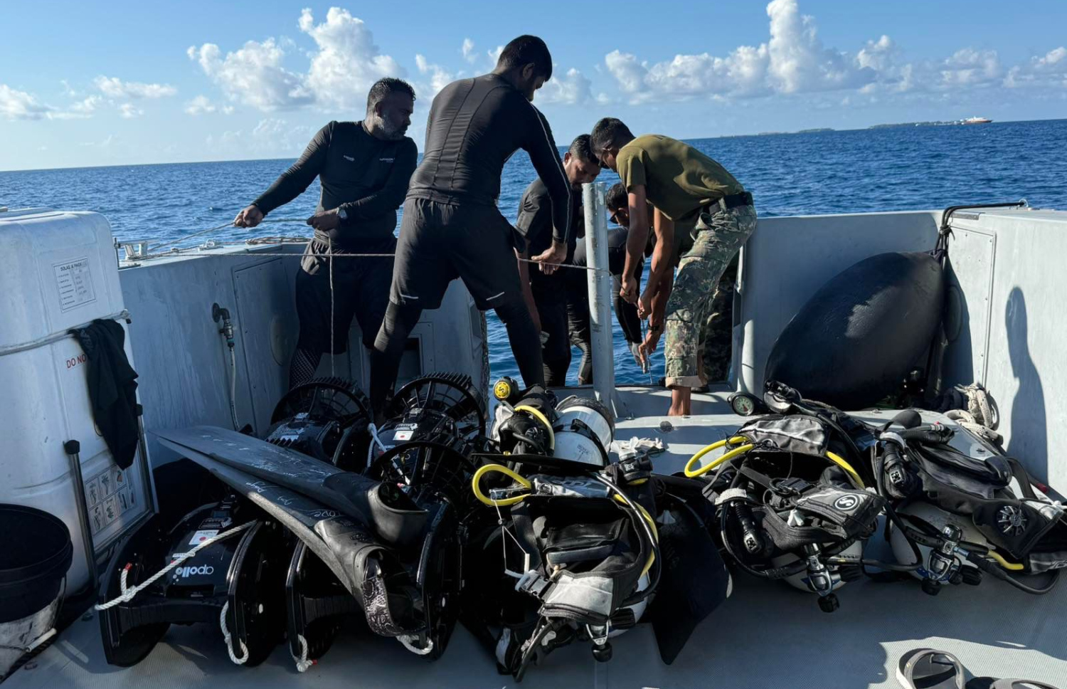 އިންޑިއާގެ ބިލިނިއަރު، ރޭމަންޑް ގުރޫޕްގެ ޗެއާމަން ގޯތަމް ސިންގްހާނިއާގެ ލަގްޒަރީ ޕަވަބޯޓް އެކްސިޑެންޓުވި ހާދިސާގައި ގެއްލުނު މީހުން ހޯދުމުގެ މަސައްކަތްކުރަނީ. -- ފޮޓޯ: އެމްއެންޑީއެފް