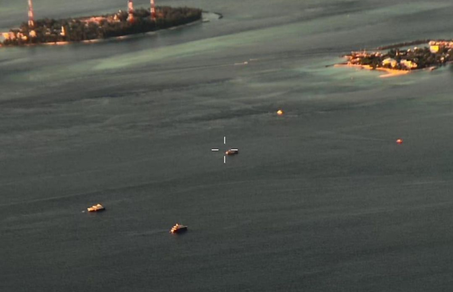 އިންޑިއާގެ ބިލިނިއަރު، ރޭމަންޑް ގުރޫޕްގެ ޗެއާމަން ގޯތަމް ސިންގްހާނިއާގެ ލަގްޒަރީ ޕަވަބޯޓް އެކްސިޑެންޓުވި ހާދިސާގައި ގެއްލުނު މީހުން ހޯދުމުގެ މަސައްކަތާ ގުޅޭ ގޮތުން އެމްއެންޑީއެފުން ކުރި ޕޯސްޓާ އެކު އާންމުކުރި ފޮޓޯއެއް. -- ފޮޓޯ: އެމްއެންޑީއެފް