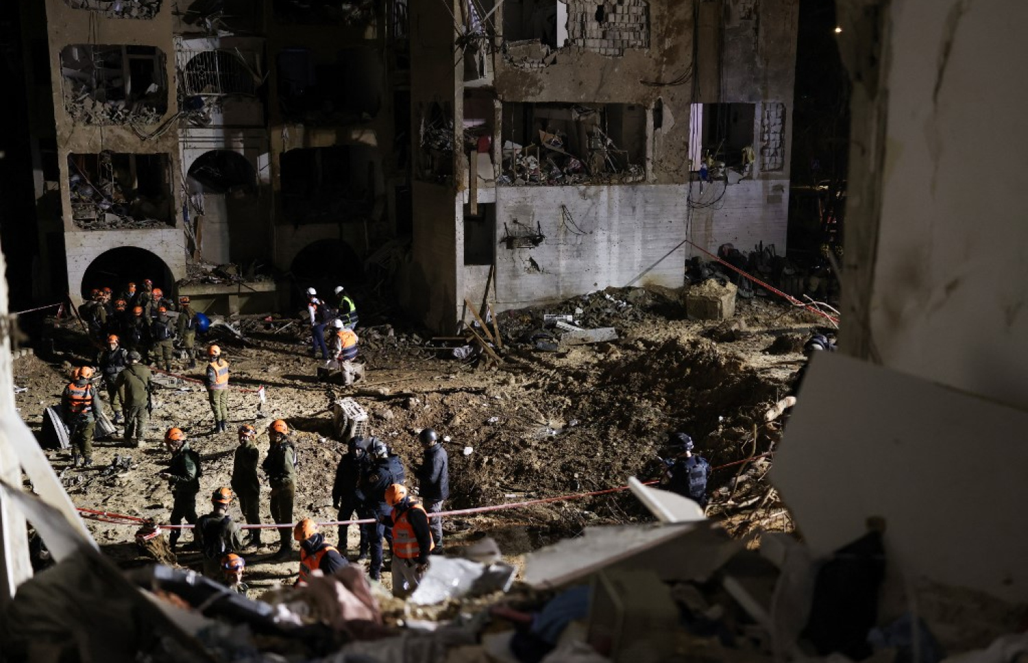 އީރާނުން ހަމަލާއެއް އަމާޒުވި އިޒްރޭލުގެ އަރާދު އަވަށުގައި، މިސައިލް ގޮވި ތަނުގައި ބޮޑު ވަޅުގަނޑެއް ހެދިފައިވާއިރު އިމާރާތްތައް އެއްކޮށް ހަލާކުވެފައި. -- ފޮޓޯ: އޭއެފްޕީ