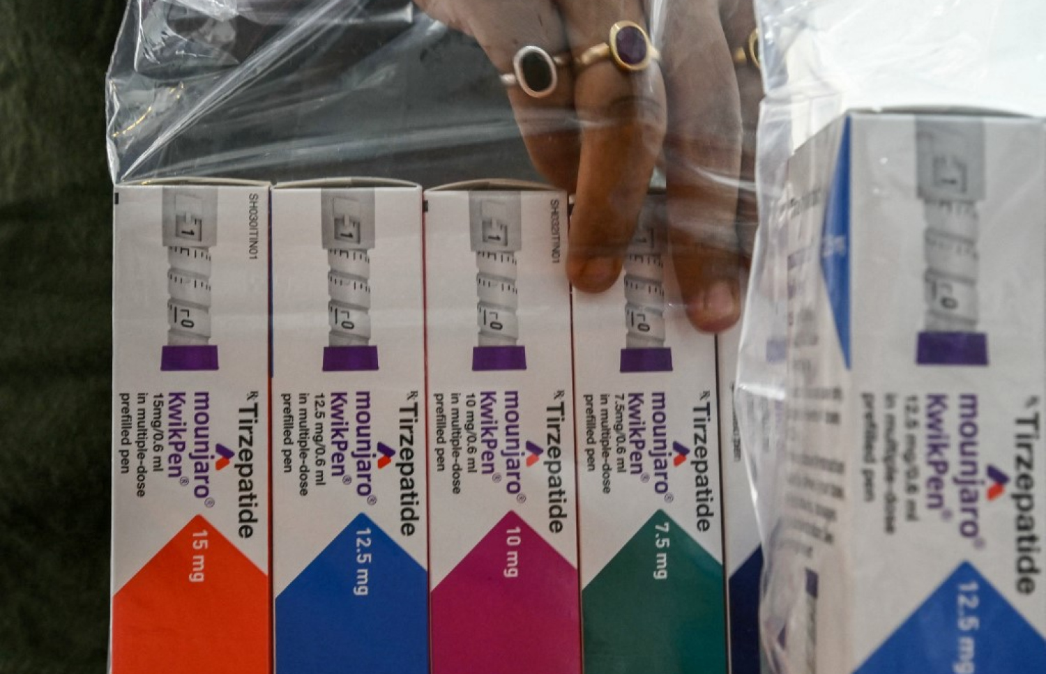 އިންޑިއާގެ ތާނޭގައި ބޭސް ވިއްކާ ތަނެއްގައި މި މަހު 20 ވަނަ ދުވަހު، މައުންޖާރޯ (ޓިރްޒެޕަޓައިޑް) ސެލްފް-އިންޖެކްޓިން ޖީއެލްޕީ-1 ޕްރީފިލްޑް ޕެންތައް ބަންދުކުރަނީ. -- ފޮޓޯ: އޭއެފްޕީ