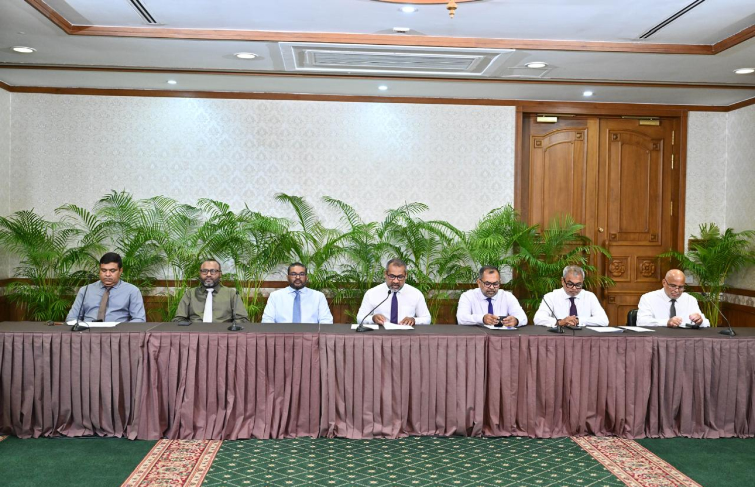 ހަނގުރާމައާ ގުޅިގެން ދިވެހިންނަށް ކުރިމަތިވެދާނެ ދަތިތަކާއި ކުރިމަތިވާ ކަންކަން ހައްލު ކުރުމުގެ ފިޔަވަޅުތައް އެޅުމަށް ރައީސް މުއިއްޒު  އުފައްދަވާފައިވާ މިނިސްޓަރުންގެ ހާއްސަ ކޮމިޓީން މިއަދު މީޑިއާއާ ވާހަކަ ދައްކަނީ.