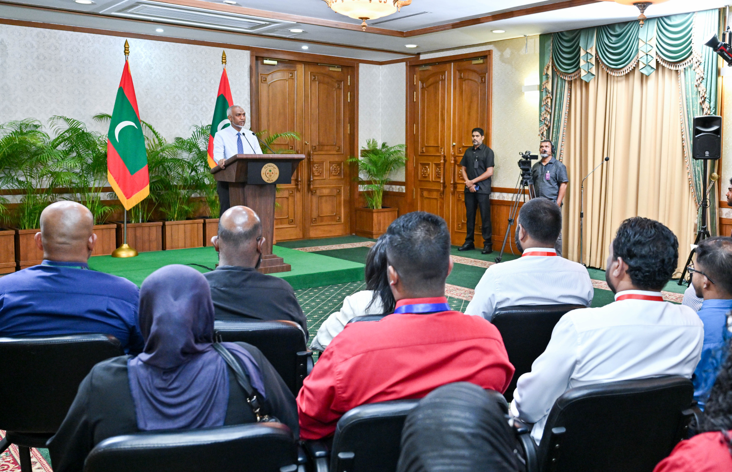 ރައީސް އޮފީހުގައި ރައީސް ޑރ. މުހައްމަދު މުއިއްޒު ބޭއްވި ނޫސްވެރިންގެ ބައްދަލުވުން.-- ފޮޓޯ: ރައީސް އޮފީސް