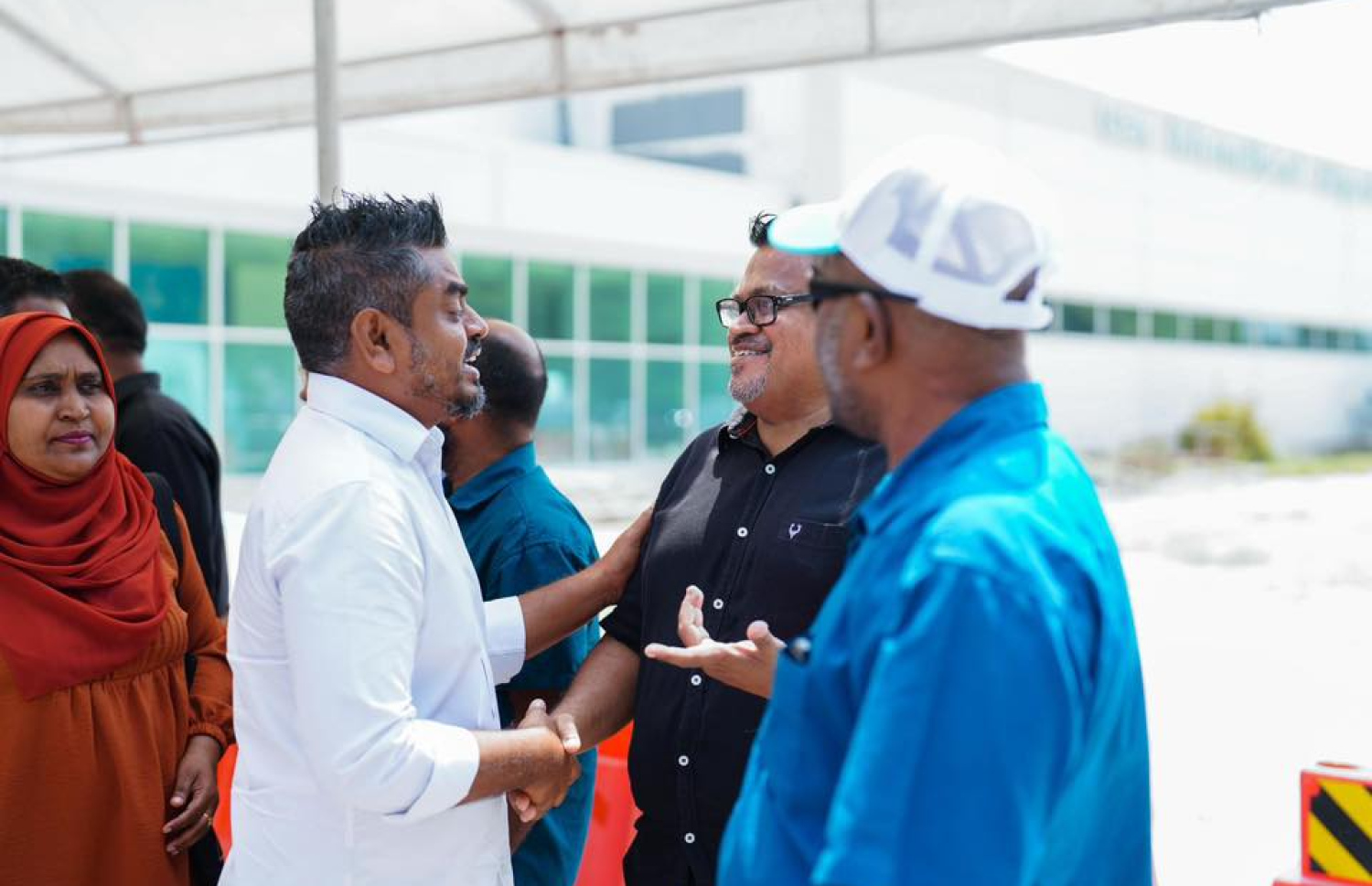 މުޝްރިފް އޭނާގެ ސަޕޯޓަރުންނާ އެކު.
