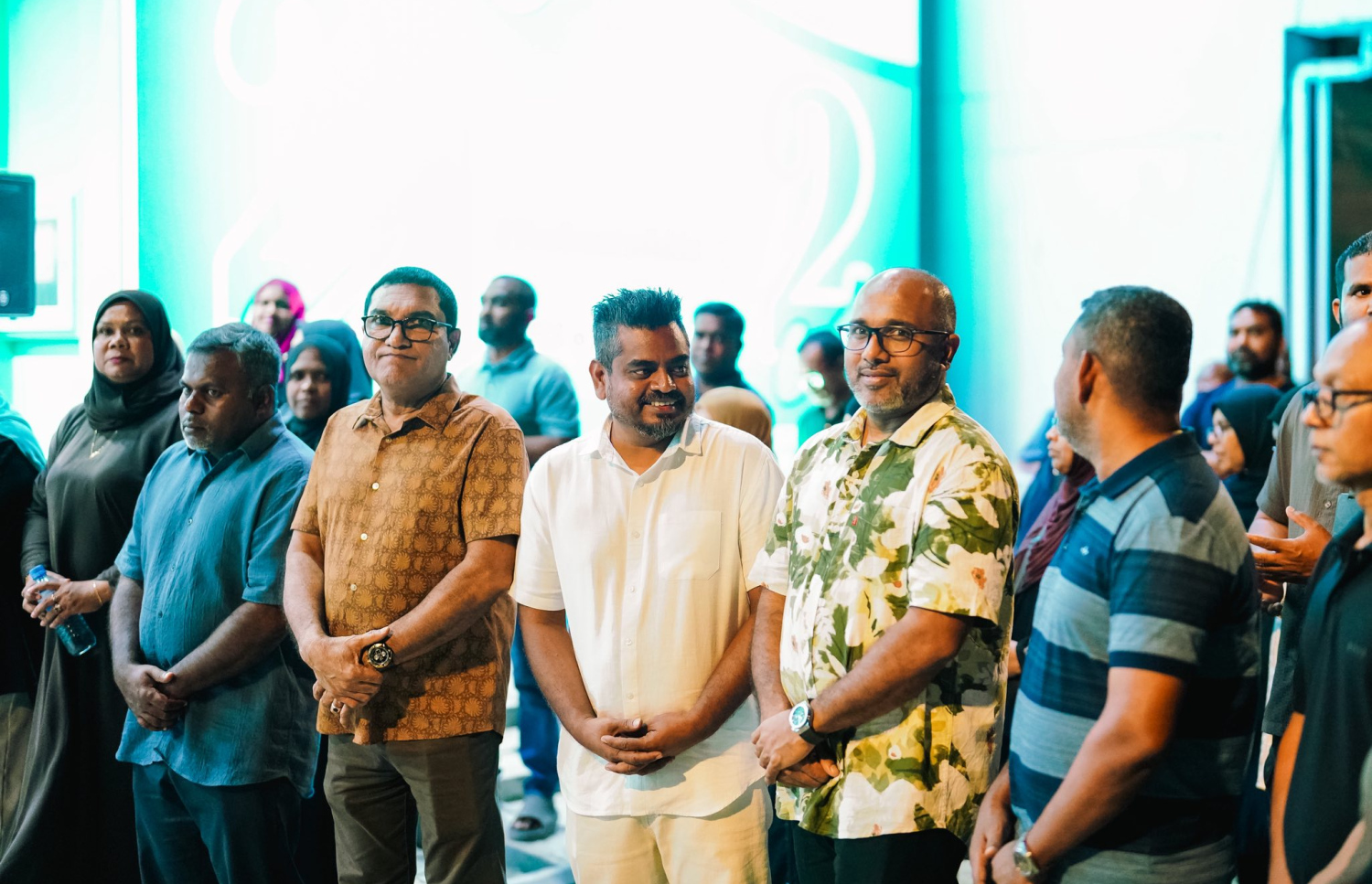 މުޝްރިފް ކެމްޕޭނުގައި ހޯމް މިނިސްޓަރު އަލީ އިހުސާނާއި އައްޑޫ ރައްޔިތުންނާއެކު.--