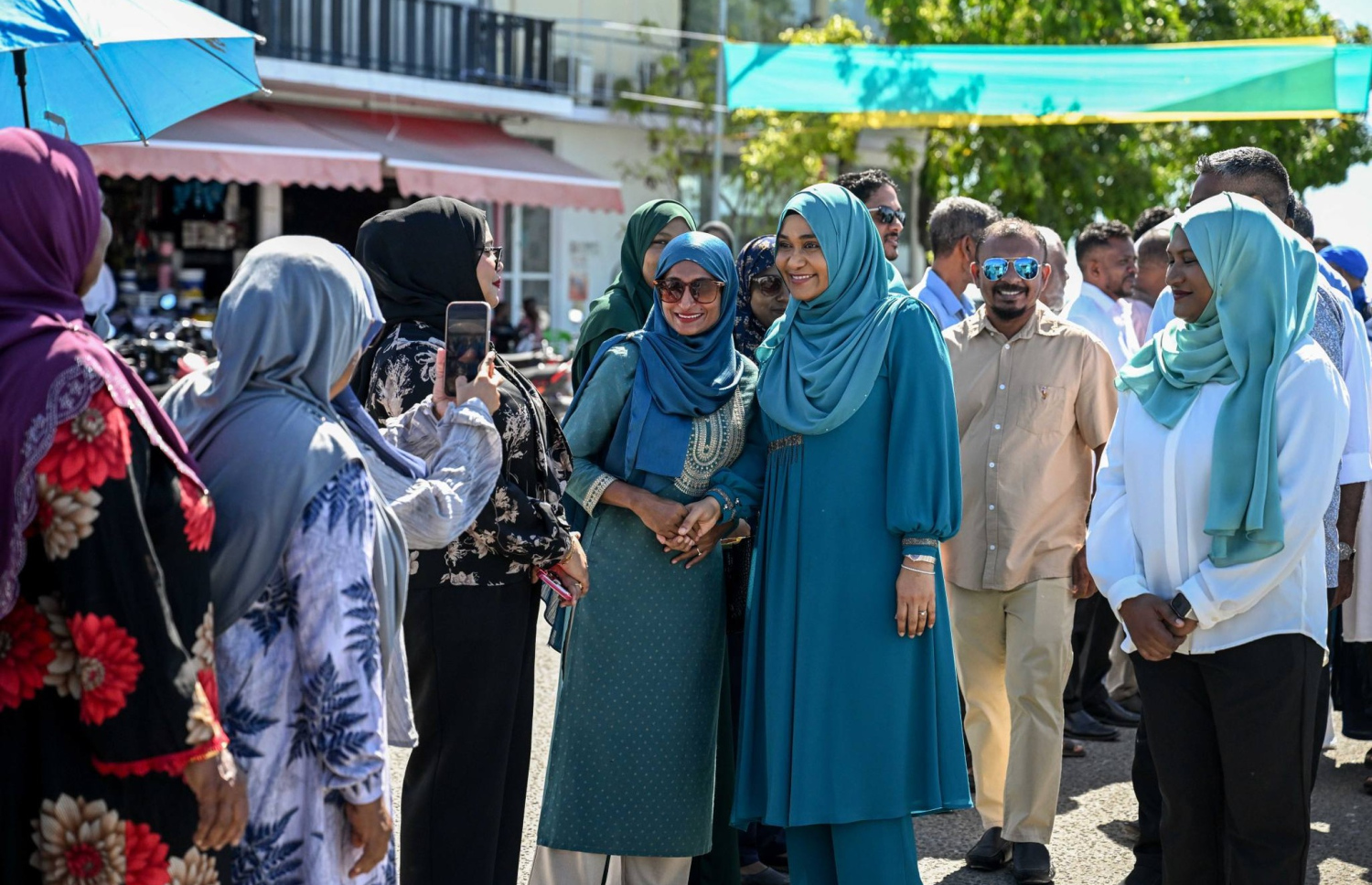 މެޑަމް ސާޖިދާ، ގދ. ތިނަދޫއަށް ވަޑައިގަތުމުން މަރުހަބާ ކިޔަައި ފޮޓޯއަކަށް ހުއްޓިލައިގެން.-- ފޮޓޯ: ޕީއެންސީ