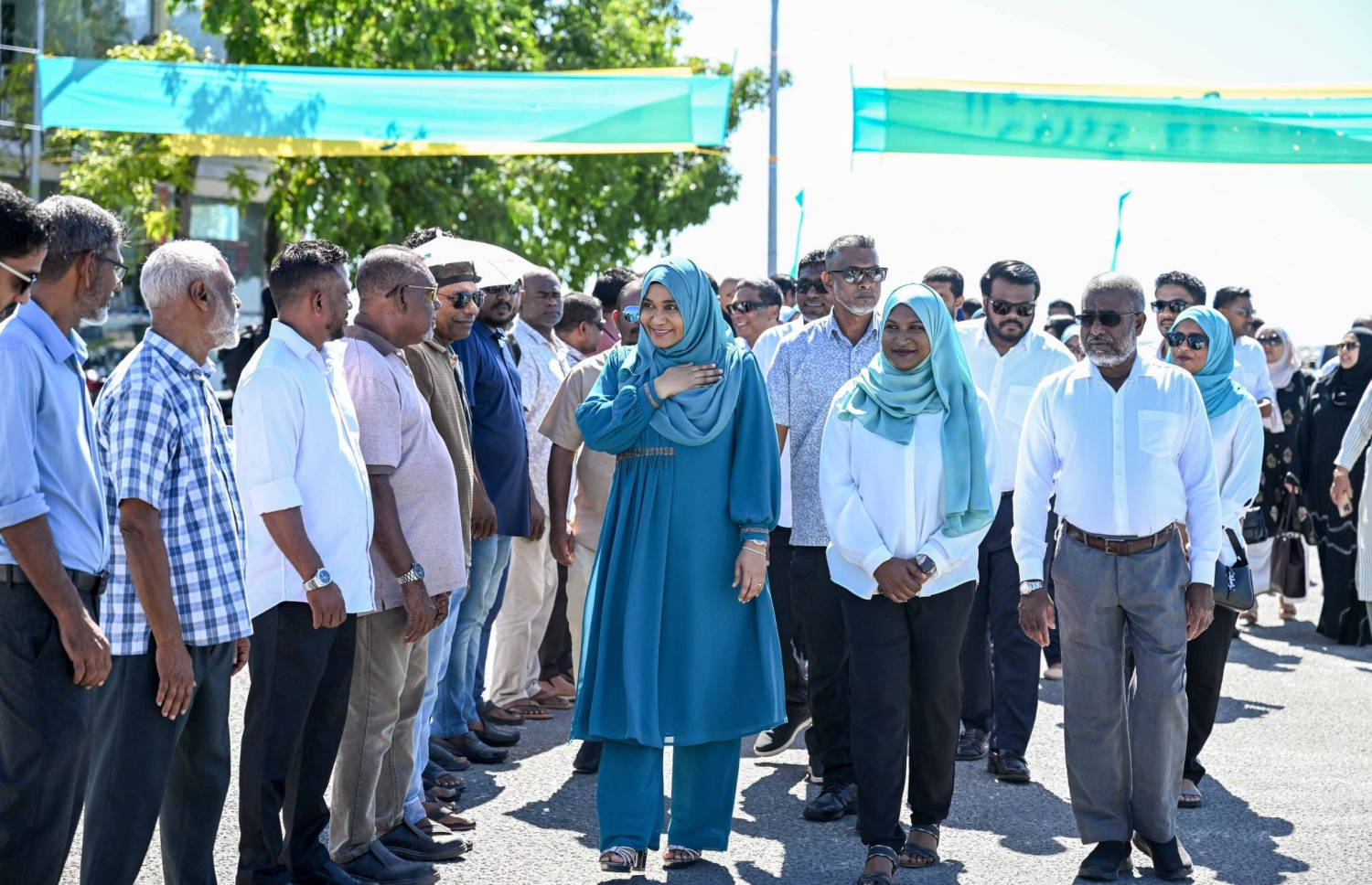 މެޑަމް ސާޖިދާ، ގދ. ތިނަދޫއަށް ވަޑައިގަތުމުން މަރުހަބާ ކިޔަނީ.-- ފޮޓޯ: ޕީއެންސީ