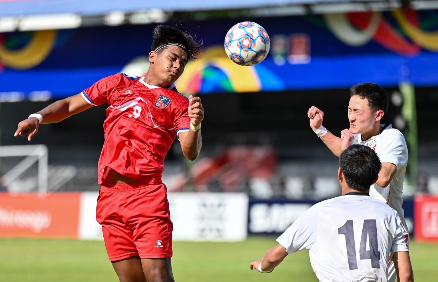 ނޭޕާލާއި ބޫޓާން މިއަދު ބައްދަލުކުރި މެޗުގެ ތެރެއިން.-- ފޮޓޯ: ފަޔާޒް މޫސާ/ މިހާރު