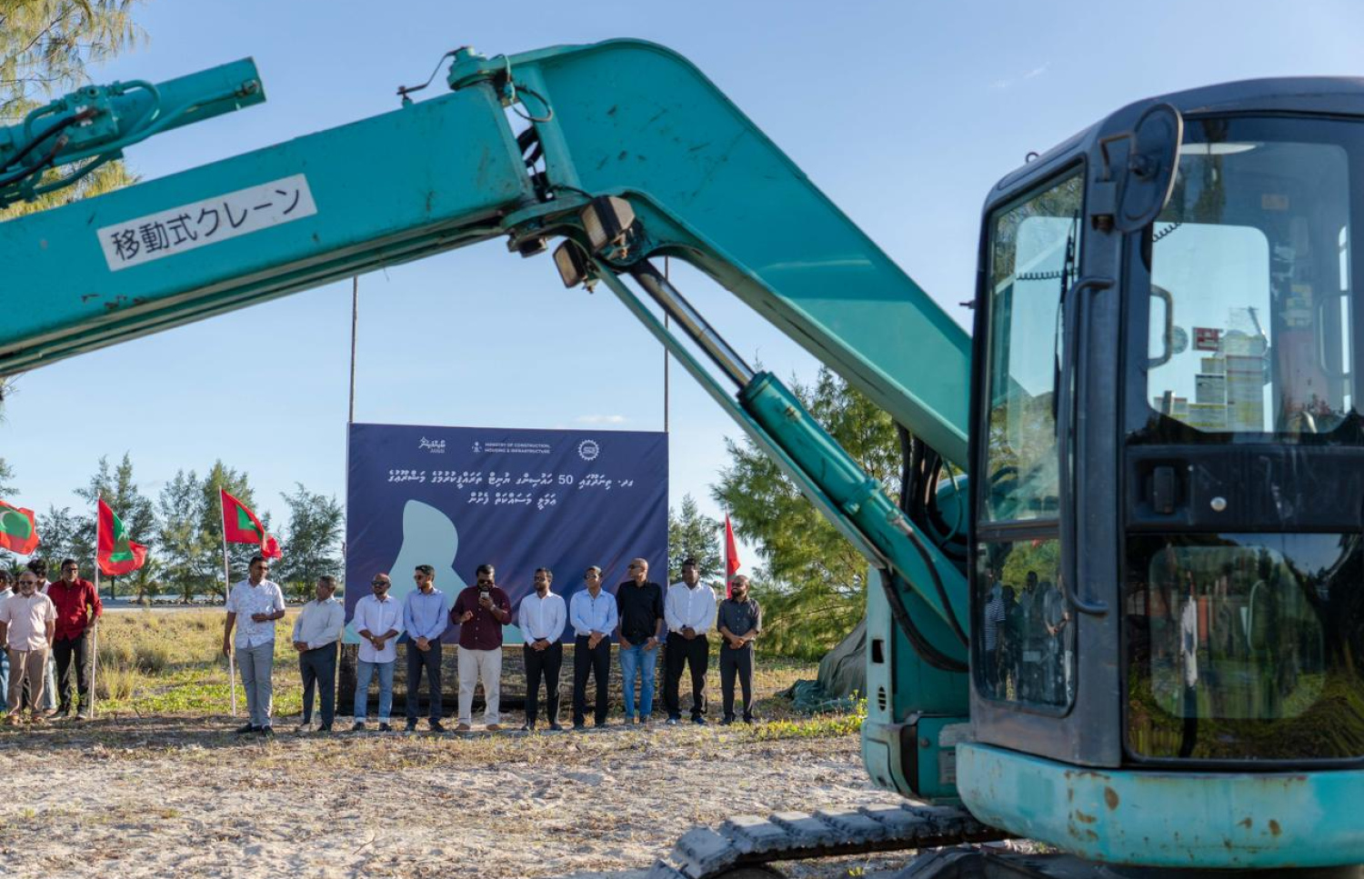 ގދ. ތިނަދޫގައި 50 ފްލެޓް އެޅުމުގެ މަޝްރޫއުގެ އަމަލީ މަސައްކަތް ފެށުމަށް ބޭއްވި ރަސްމިއްޔާތު.-- ފޮޓޯ: ހައުސިން މިނިސްޓްރީ