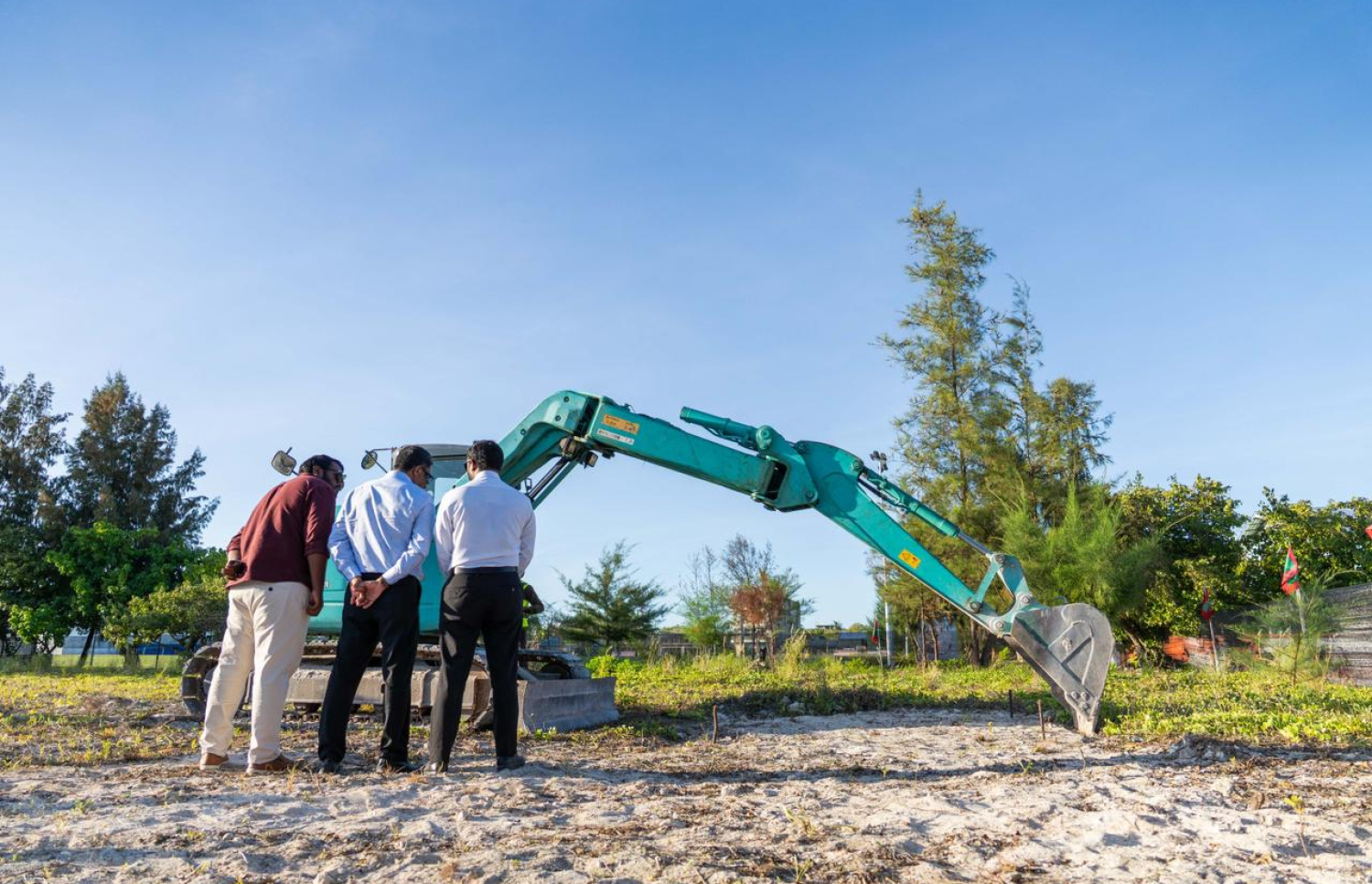 ގދ. ތިނަދޫގައި 50 ފްލެޓް އެޅުމުގެ މަޝްރޫއުގެ އަމަލީ މަސައްކަތް ފެށުމަށް ބޭއްވި ރަސްމިއްޔާތު.-- ފޮޓޯ: ހައުސިން މިނިސްޓްރީ