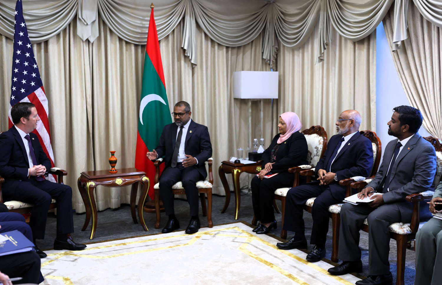 އެމެރިކާ ސަރުކާރުގެ ހާއްސަ މަންދޫބު ސާޖިއޯ ގޯ، ފޮރިން މިނިސްޓަރު ޑރ. އަބްދުﷲ ހަލީލްއާ ބައްދަލުކުރައްވަނީ.-- ފޮޓޯ: ފޮރިން މިނިސްޓްރީ