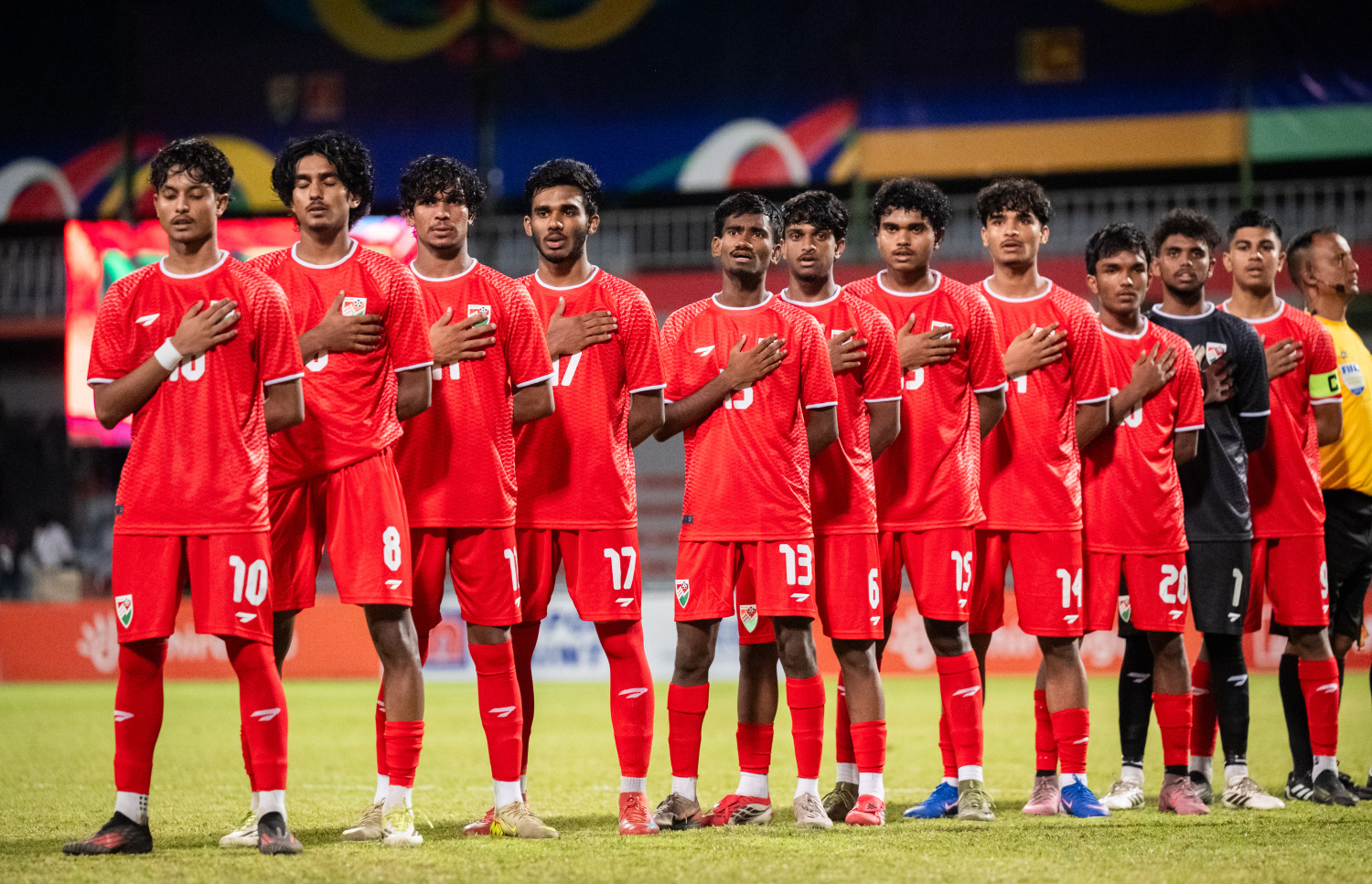 ރާއްޖޭގައި އިއްޔެ ފެށި 20 އަހަރުން ދަށުގެ ސާފް ޗެމްޕިއަންޝިޕްގައި ރޭ ރާއްޖެ އާއި ލަންކާ ބައްދަލުކުރި ފޯރިގަދަ މެޗު.-- ފޮޓޯ: ނިޝާން އަލީ | މިހާރު