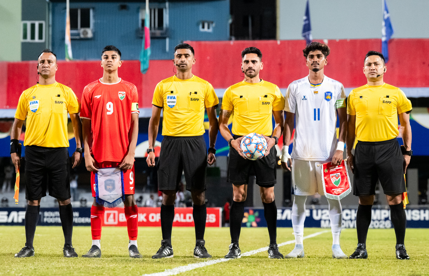 ރާއްޖޭގައި އިއްޔެ ފެށި 20 އަހަރުން ދަށުގެ ސާފް ޗެމްޕިއަންޝިޕްގައި ރޭ ރާއްޖެ އާއި ލަންކާ ބައްދަލުކުރި ފޯރިގަދަ މެޗު.-- ފޮޓޯ: ނިޝާން އަލީ | މިހާރު