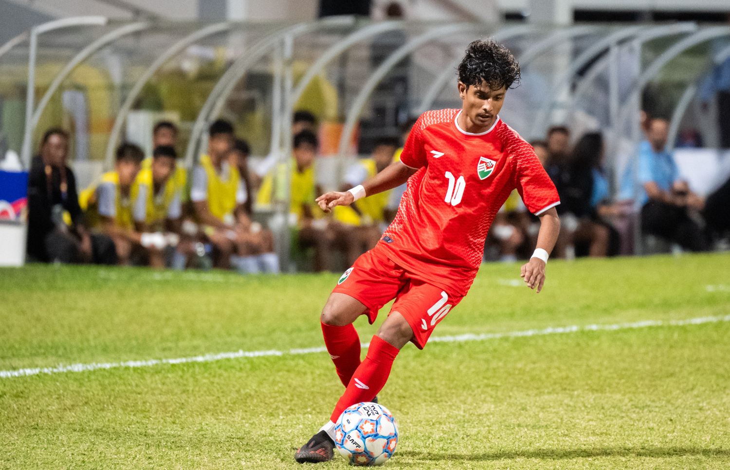 ރާއްޖޭގައި އިއްޔެ ފެށި 20 އަހަރުން ދަށުގެ ސާފް ޗެމްޕިއަންޝިޕްގައި ރޭ ރާއްޖެ އާއި ލަންކާ ބައްދަލުކުރި ފޯރިގަދަ މެޗު.-- ފޮޓޯ: ނިޝާން އަލީ | މިހާރު