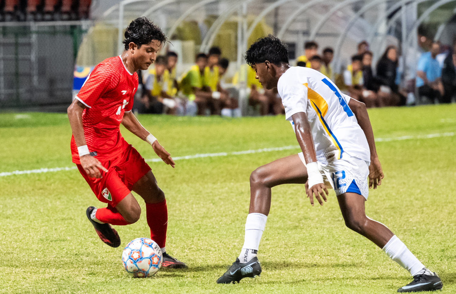 ރާއްޖޭގައި އިއްޔެ ފެށި 20 އަހަރުން ދަށުގެ ސާފް ޗެމްޕިއަންޝިޕްގައި ރޭ ރާއްޖެ އާއި ލަންކާ ބައްދަލުކުރި ފޯރިގަދަ މެޗު.-- ފޮޓޯ: ނިޝާން އަލީ | މިހާރު