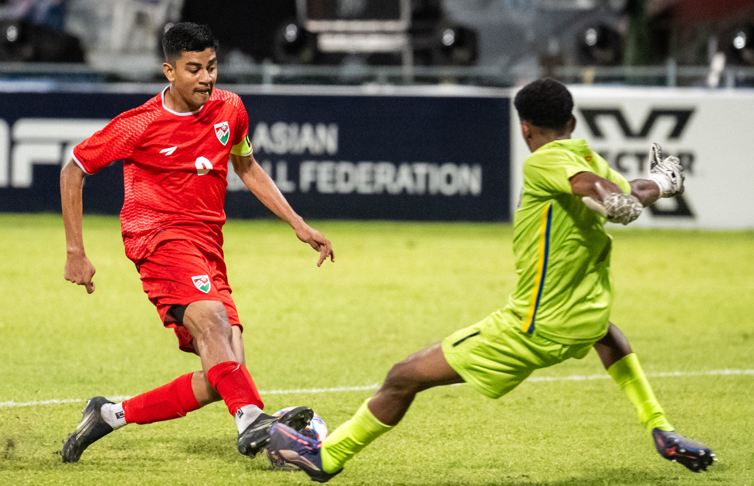 ރާއްޖޭގައި އިއްޔެ ފެށި 20 އަހަރުން ދަށުގެ ސާފް ޗެމްޕިއަންޝިޕްގައި ރޭ ރާއްޖެ އާއި ލަންކާ ބައްދަލުކުރި ފޯރިގަދަ މެޗު.-- ފޮޓޯ: ނިޝާން އަލީ | މިހާރު