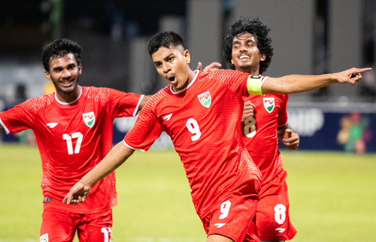 ރާއްޖޭގައި އިއްޔެ ފެށި 20 އަހަރުން ދަށުގެ ސާފް ޗެމްޕިއަންޝިޕްގައި ރޭ ރާއްޖެ އާއި ލަންކާ ބައްދަލުކުރި ފޯރިގަދަ މެޗު.-- ފޮޓޯ: ނިޝާން އަލީ | މިހާރު