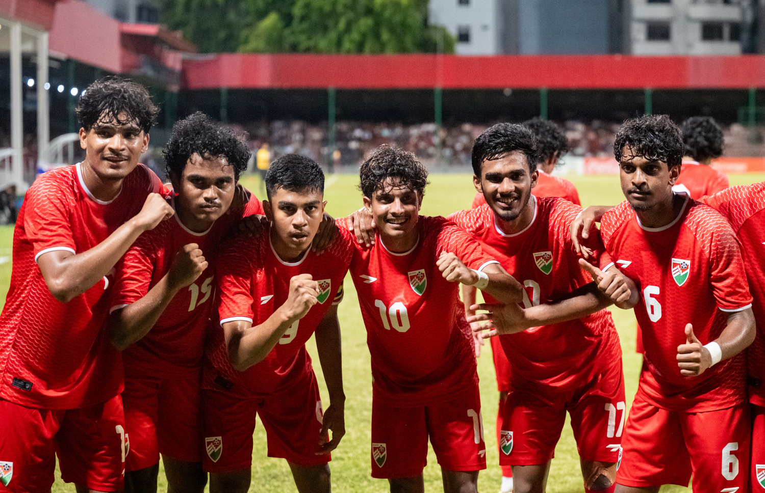 ރާއްޖޭގައި އިއްޔެ ފެށި 20 އަހަރުން ދަށުގެ ސާފް ޗެމްޕިއަންޝިޕްގައި ރޭ ރާއްޖެ އާއި ލަންކާ ބައްދަލުކުރި ފޯރިގަދަ މެޗު.-- ފޮޓޯ: ނިޝާން އަލީ | މިހާރު