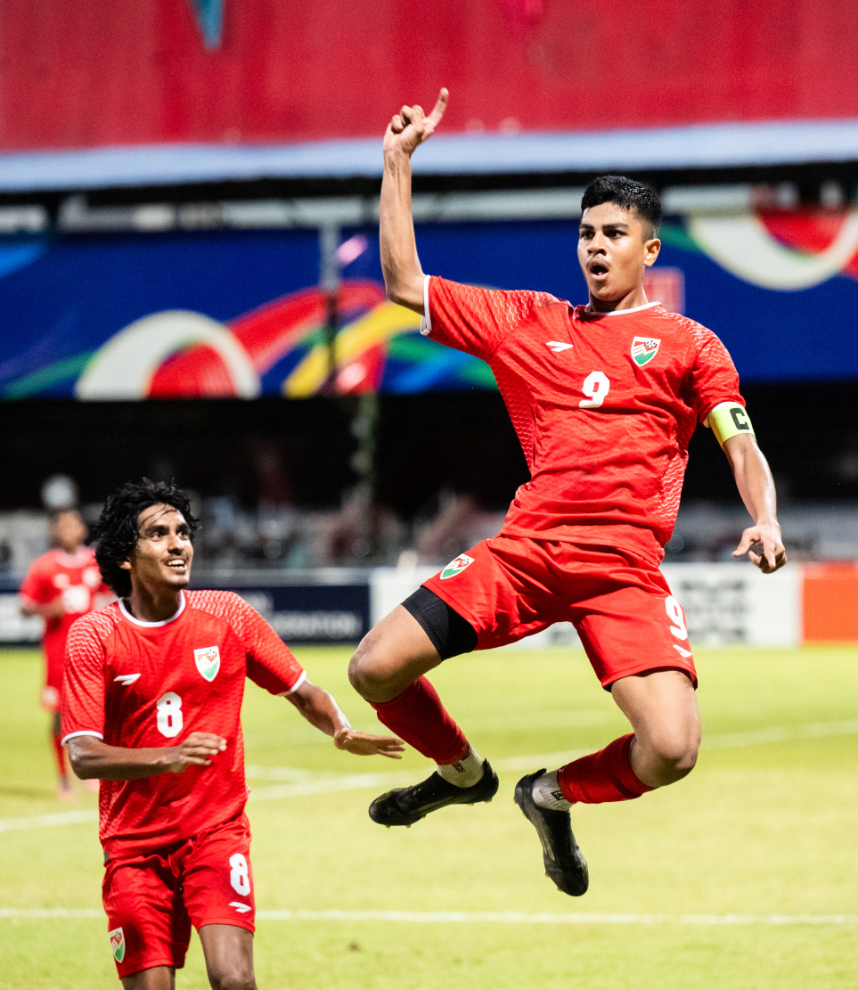 ރާއްޖޭގައި އިއްޔެ ފެށި 20 އަހަރުން ދަށުގެ ސާފް ޗެމްޕިއަންޝިޕްގައި ރޭ ރާއްޖެ އާއި ލަންކާ ބައްދަލުކުރި ފޯރިގަދަ މެޗު.-- ފޮޓޯ: ނިޝާން އަލީ | މިހާރު