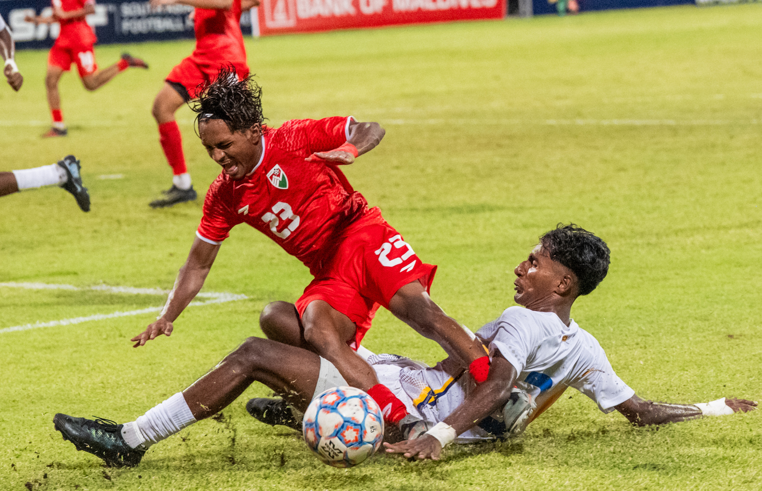 ރާއްޖޭގައި އިއްޔެ ފެށި 20 އަހަރުން ދަށުގެ ސާފް ޗެމްޕިއަންޝިޕްގައި ރޭ ރާއްޖެ އާއި ލަންކާ ބައްދަލުކުރި ފޯރިގަދަ މެޗު.-- ފޮޓޯ: ނިޝާން އަލީ | މިހާރު