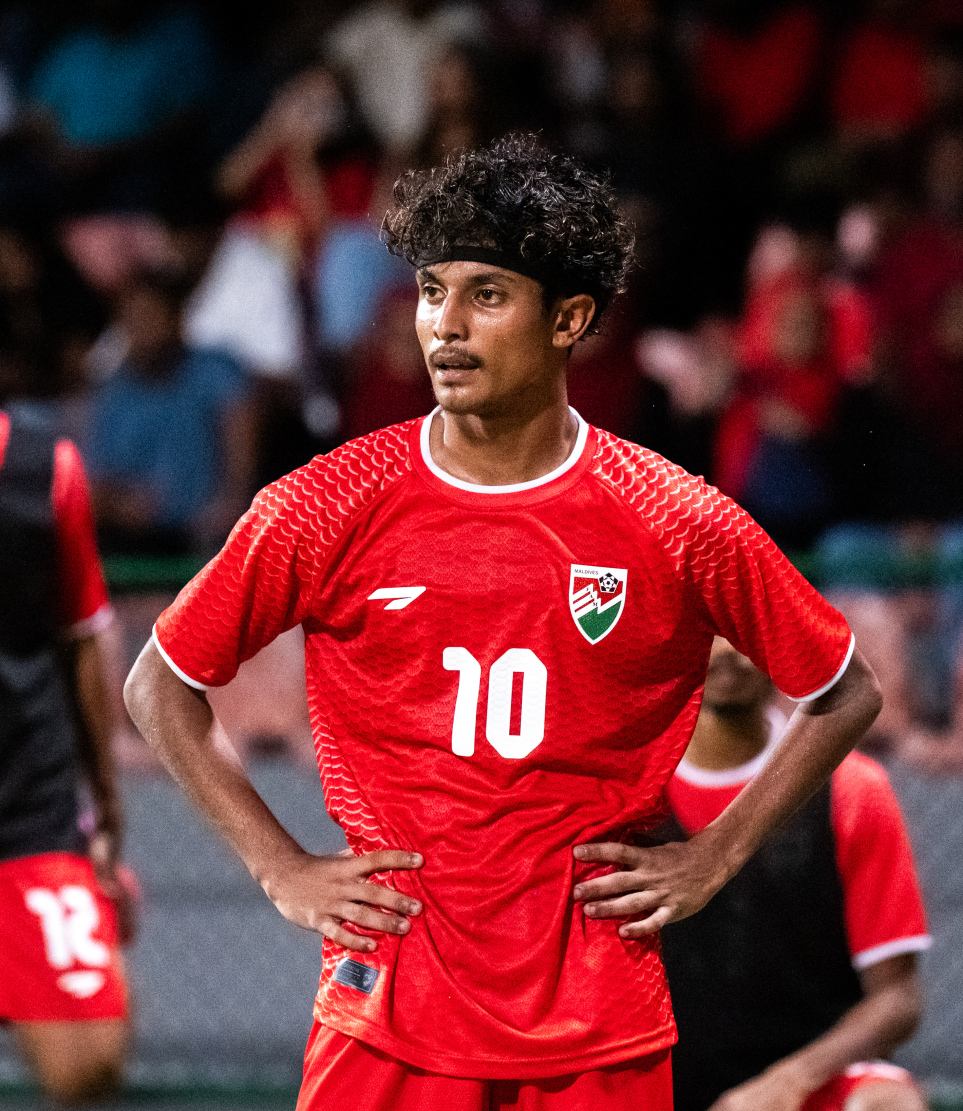 ރާއްޖޭގައި އިއްޔެ ފެށި 20 އަހަރުން ދަށުގެ ސާފް ޗެމްޕިއަންޝިޕްގައި ރޭ ރާއްޖެ އާއި ލަންކާ ބައްދަލުކުރި ފޯރިގަދަ މެޗު.-- ފޮޓޯ: ނިޝާން އަލީ | މިހާރު