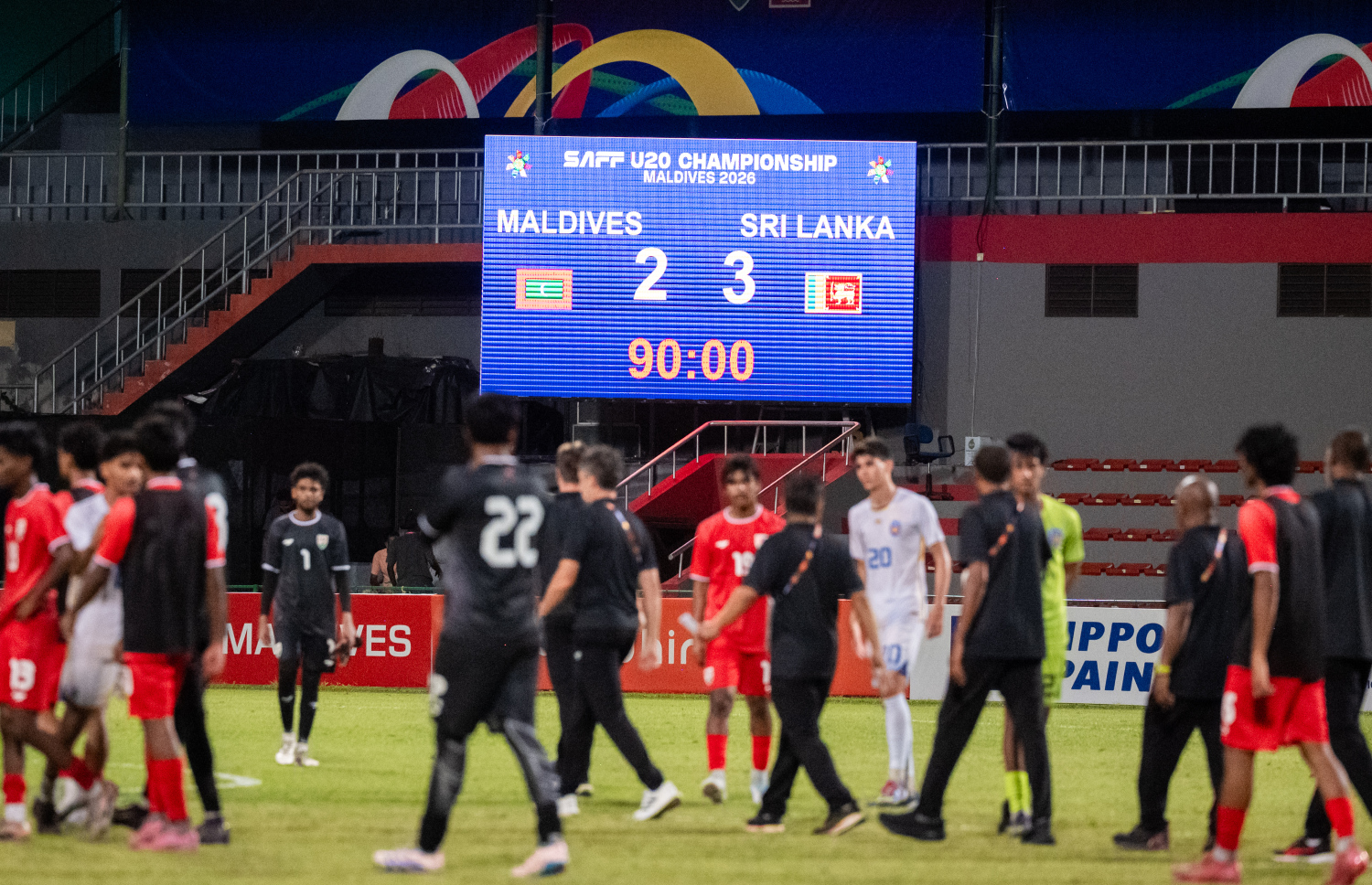 ރާއްޖޭގައި އިއްޔެ ފެށި 20 އަހަރުން ދަށުގެ ސާފް ޗެމްޕިއަންޝިޕްގައި ރޭ ރާއްޖެ އާއި ލަންކާ ބައްދަލުކުރި ފޯރިގަދަ މެޗު.-- ފޮޓޯ: ނިޝާން އަލީ | މިހާރު