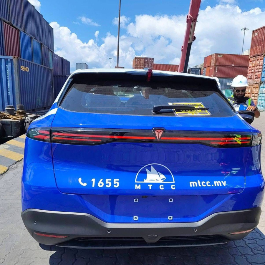 ސަރުކާރުން ފަށާ ޓެކްސީ ލައިނަށް ބޭނުންކުރާ ކާރެއް އެމްޕީއެލް ސަރަހައްދަށް މިއަދު ބާލާފައި.