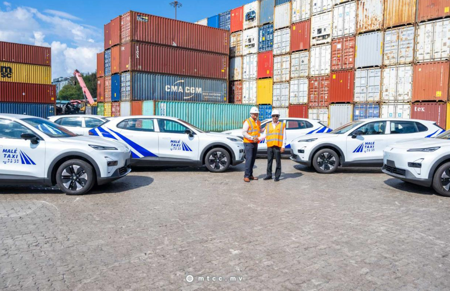 ސަރުކާރުން ފަށާ މާލެ ޓެކްސީ ލައިނަށް ބޭނުންކުރާ ކާރުތަކެއް އެމްޕީއެލް ސަރަހައްދަށް ބާލާފައިވާއިރު، ޓްރާންސްޕޯޓް މިނިސްޓަރު އަމީނާއި އެމްޓީސީސީގެ އެމްޑީ ސައުދީ އެ ކާރުތައް ކައިރީގައި މަޑުކޮށްލައްވައިގެން.--- ފޮޓޯ: އެމްޓީސީސީ