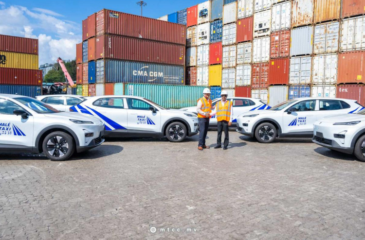 Taxi line ge car thah Raajje gennan fashaifi, 6 dhuvas thereygai hidhumaiy fashan thayyaaruvejje!