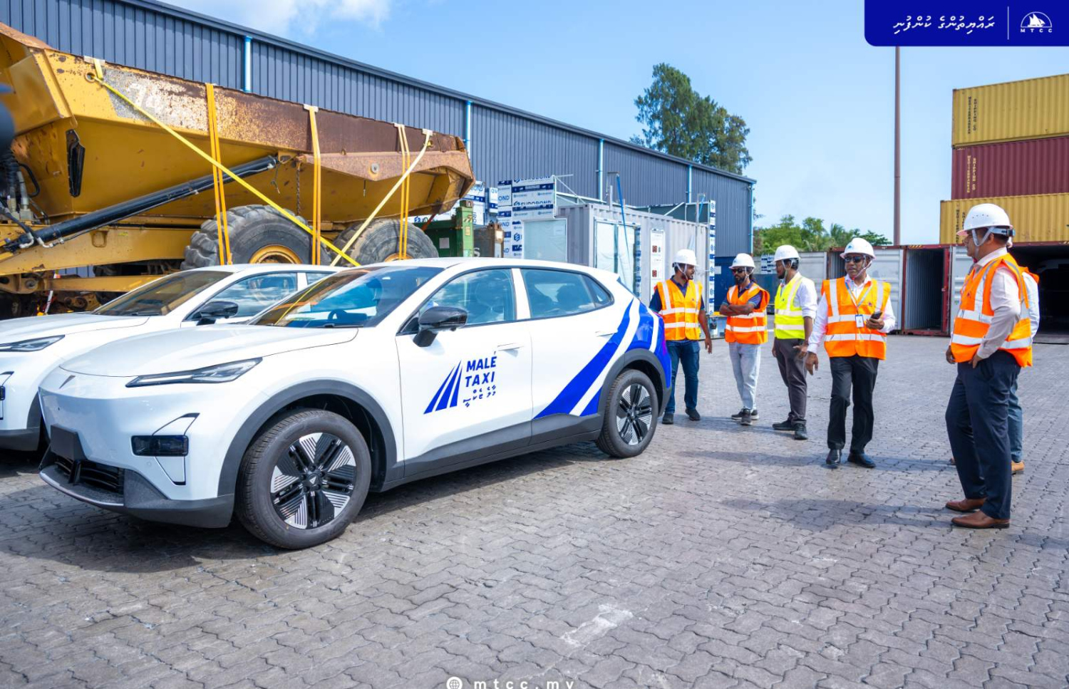 ސަރުކާރުން ފަށާ ޓެކްސީ ލައިނަށް ބޭނުންކުރާ ކާރުތައް އެމްޕީއެލް ސަރަހައްދަށް މިއަދު ބާލާފައިވާއިރު މިނިސްޓަރު އަމީނާއި އެމްޓީސީސީގެ އެމްޑީ ސައުދީ އަދި ބައެއް އެހެން ބޭފުޅުން އެ ކާރުތައް ކައިރީގައި މަޑުކޮށްލައްވައިގެން.---ފޮޓޯ: އެމްޓީސީސީ