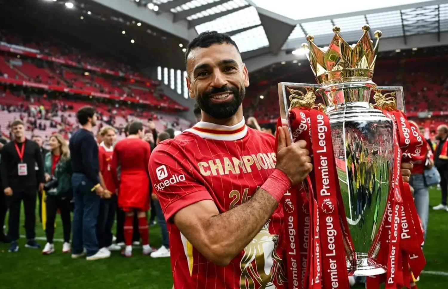 އެންމެ ފަހުގެ ޕްރިމިއާ ލީގުގެ ތައްޓާ އެކު ސަލާހް އުފާފާޅު ކުރަނީ: އެ ތައްޓަކީ ވެސް އޭނާގެ ހިދުމަތުގެ މުހިންމު ކާމިޔާބެއް --- ފައިލް ފޮޓޯ: ގެޓީ އިމޭޖަސް