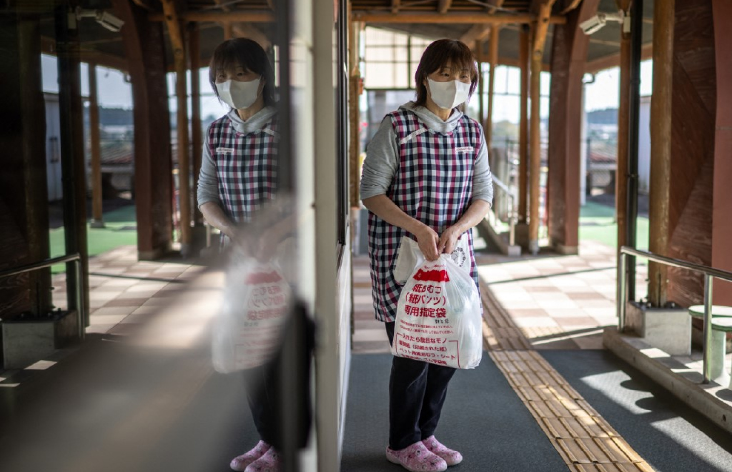 ޖަޕާނުގެ ކަގޯޝިމާ ޕްރިފެކްޗާގެ އޮސާކީ ޓައުންގައި ހުންނަ ނާސަރީއަކުން، ބޭނުންކޮށްފައިވާ ނެޕީ އަޅާފައިވާ ކޮތަޅެއް ރިސައިލްކުރުމަށް ގެންދަނީ. -- ފޮޓޯ: އޭއެފްޕީ