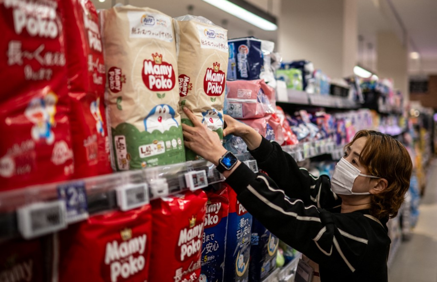 ޖަޕާނުގެ ކަގޯޝިމާ ޕްރިފެކްޗާގެ އައިރާ ސިޓީގެ ސުޕަމާކެޓެއްގައި މުވައްޒަފަކު ނެޕީތައް ތަރުތީބުކުރަނީ: ޖަޕާނުގައި ވަނީ މުޅި ދުނިޔޭގައި ވެސް މުޅިން އަލަށް، ނެޕީ ރިސައިކަލްކުރުމުގެ ޕައިލެޓް ޕްރޮޖެކްޓެއް ފަށާފައި. -- ފޮޓޯ: އޭއެފްޕީ