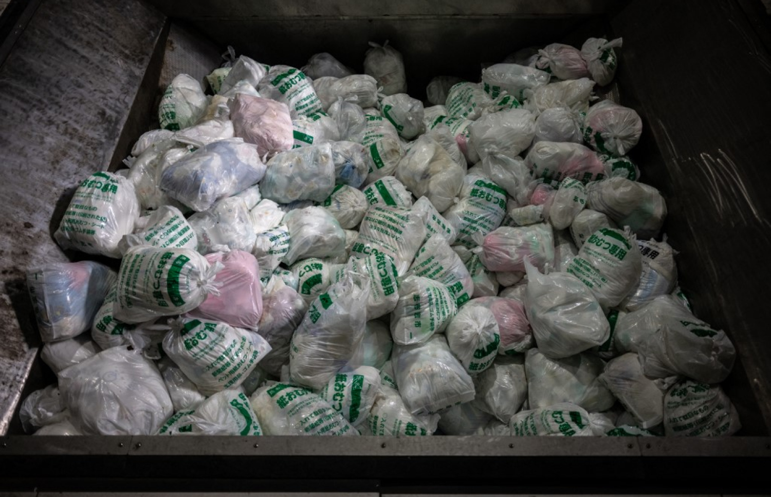 ޖަޕާނުގެ ކަގޯޝިމާ ޕްރިފެކްޗާގެ އޮސާކީ ޓައުންގައި ހުންނަ ރިސައިކަލް ކުރާ މަރުކަޒެއްގައި، ރިސައިކަލް ކޮށްފައިވާ ނެޕީތަކެއް. -- ފޮޓޯ: އޭއެފްޕީ