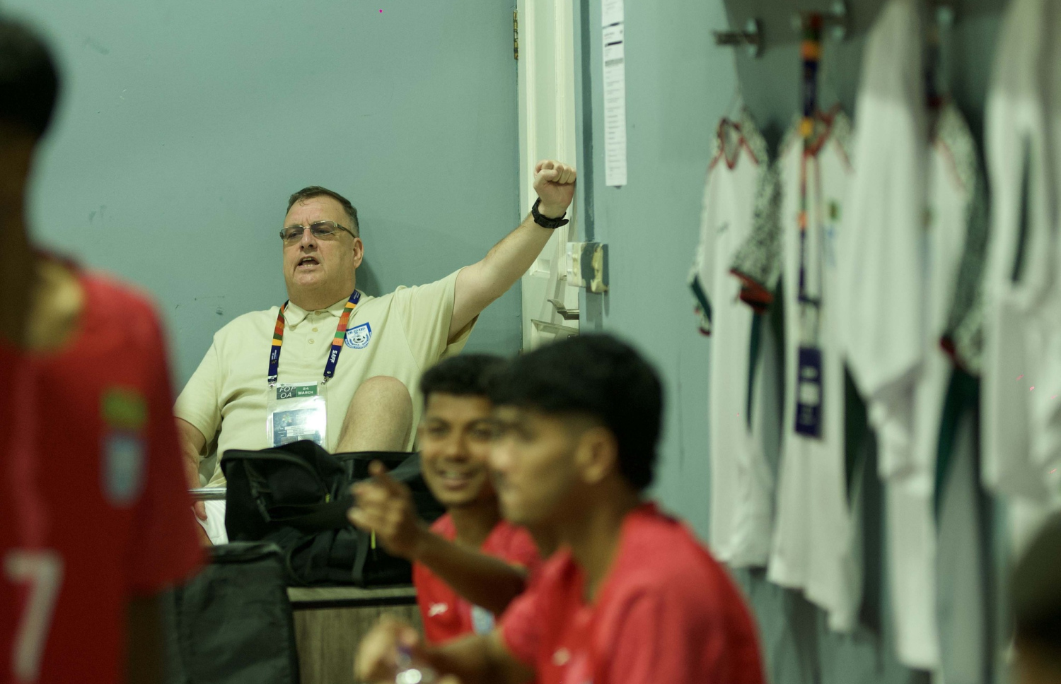 އިއްޔެގެ ެޗުގެ ކުރިން ބަންގްލަދޭޝް ޓީމަށް ޗޭންޖިން ރޫމުގައި ކޯޗު މާކް އިރުޝާދު ދެނީ.-- ފޮޓޯ: ބަންގްލަދޭޝް ފުޓްބޯލް ފެޑެރޭޝަން