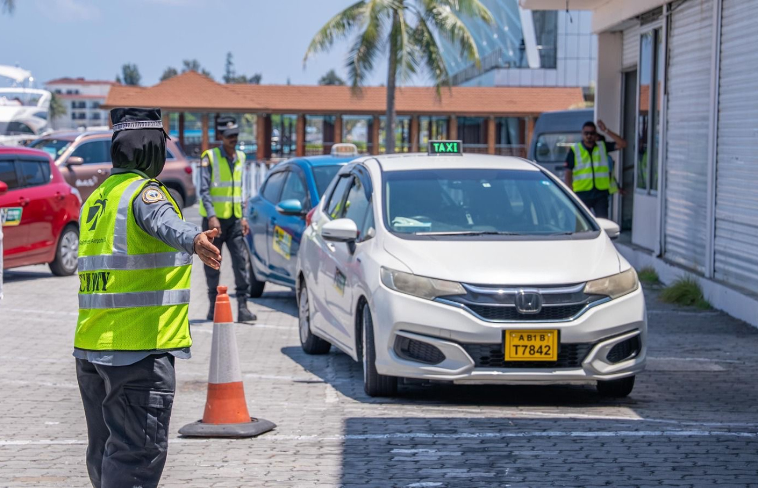 އަމިއްލަ ޓެކްސީތަކެއް: އަމިއްލަ ޓެކްސީތަކުން ގެންގުޅެންޖެހޭ މިންގަނޑު މާލެ ޓެކްސީ ލައިންގެ މިންގަނޑާ ފުށުއަރާ ކަމަށް ޓެކްސީ ޑްރައިވަރުންގެ ޖަމިއްޔާ އިން ބުނޭ.