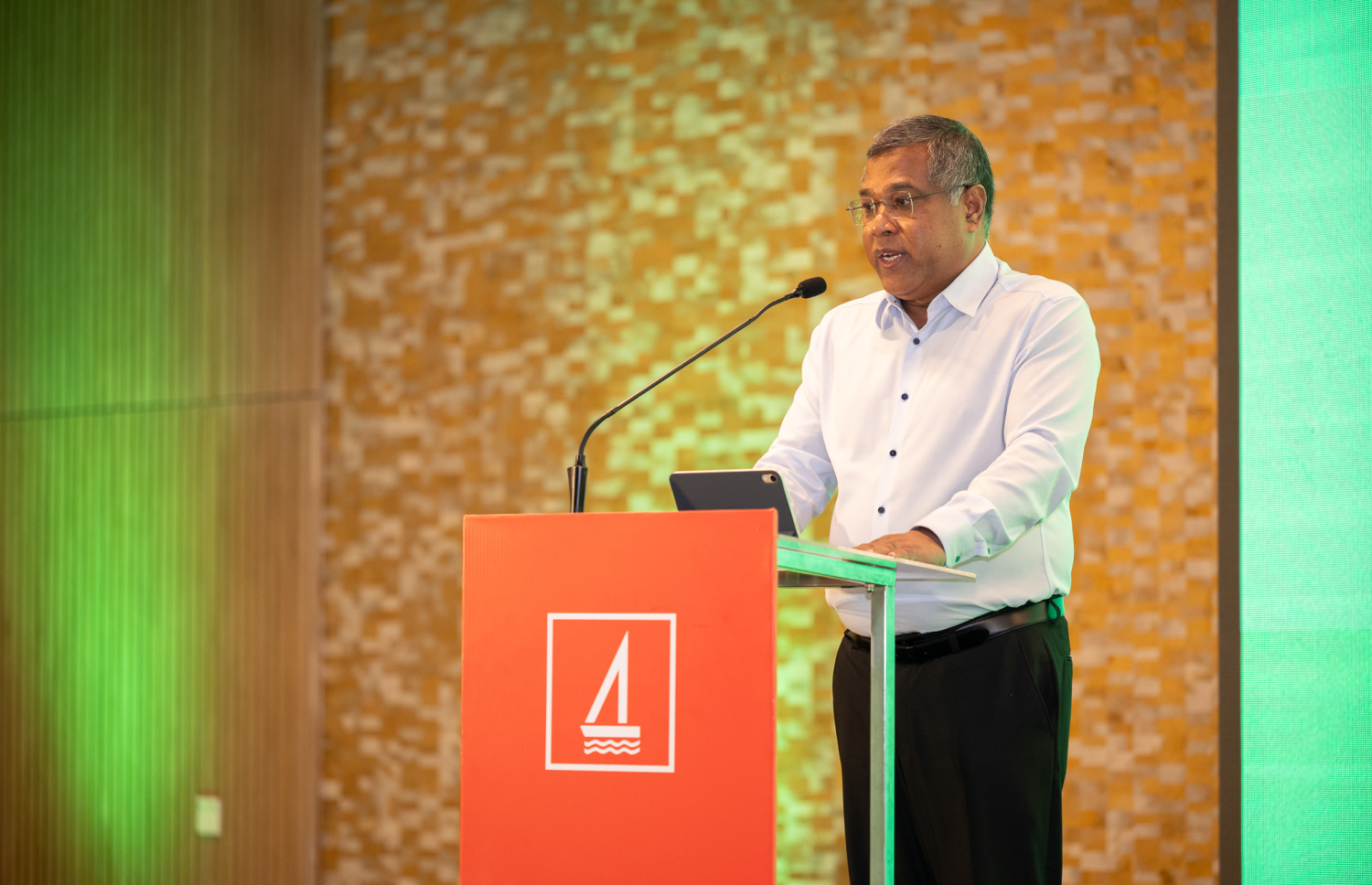 ބީއެމްއެލްގެ ސީއީއޯ އަދި އެމްޑީ ޝަރީފު އެ ބޭންކުގެ ހަފުލާއެއްގައި ވާހަކަ ދައްކަވަނީ.