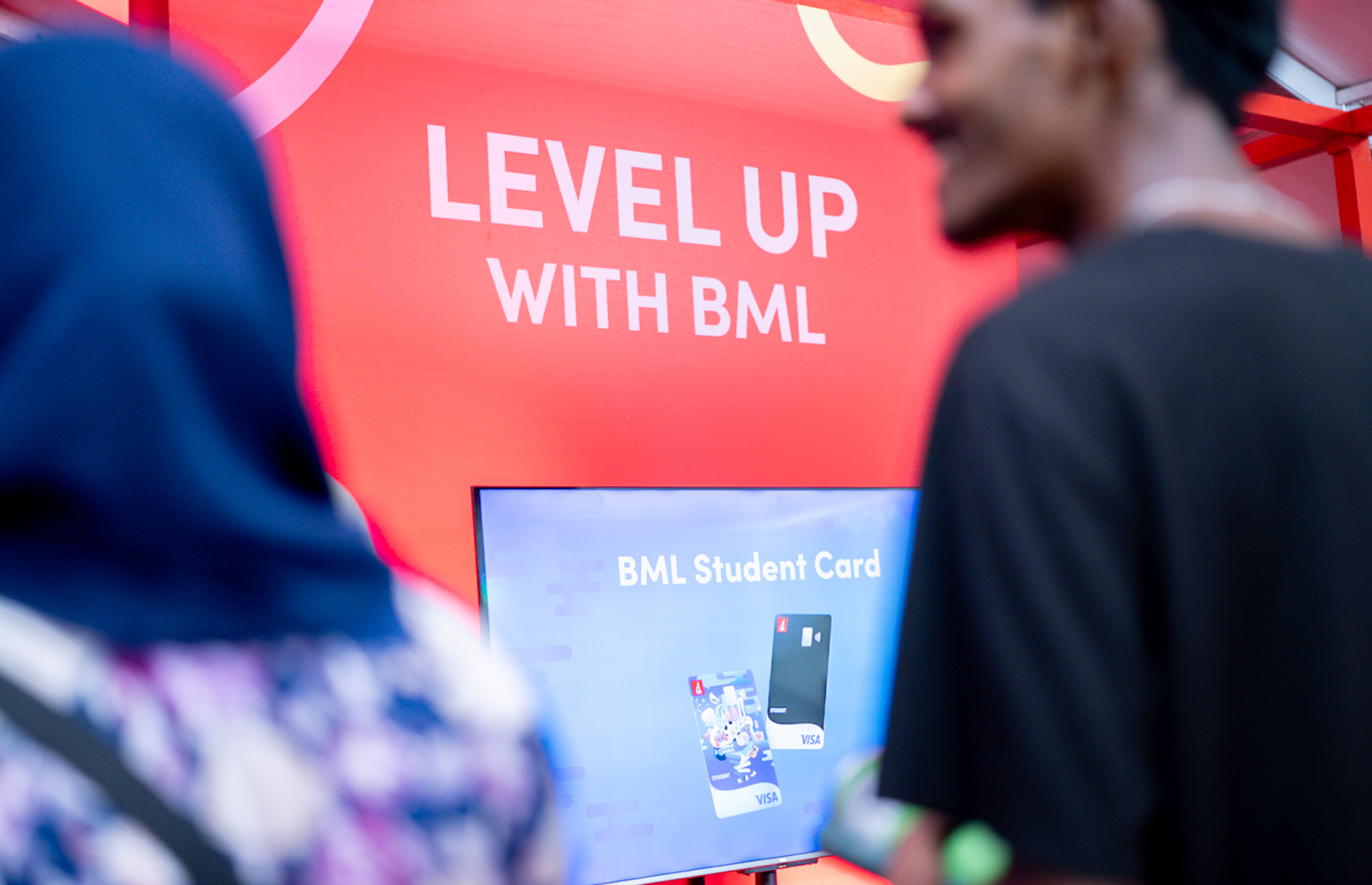 ބީއެމްއެލްގެ ސްޓޫޑެންޓް ކާޑު ތައާރަފްކުރުން. --ފޮޓޯ: ބީއެމްއެލް