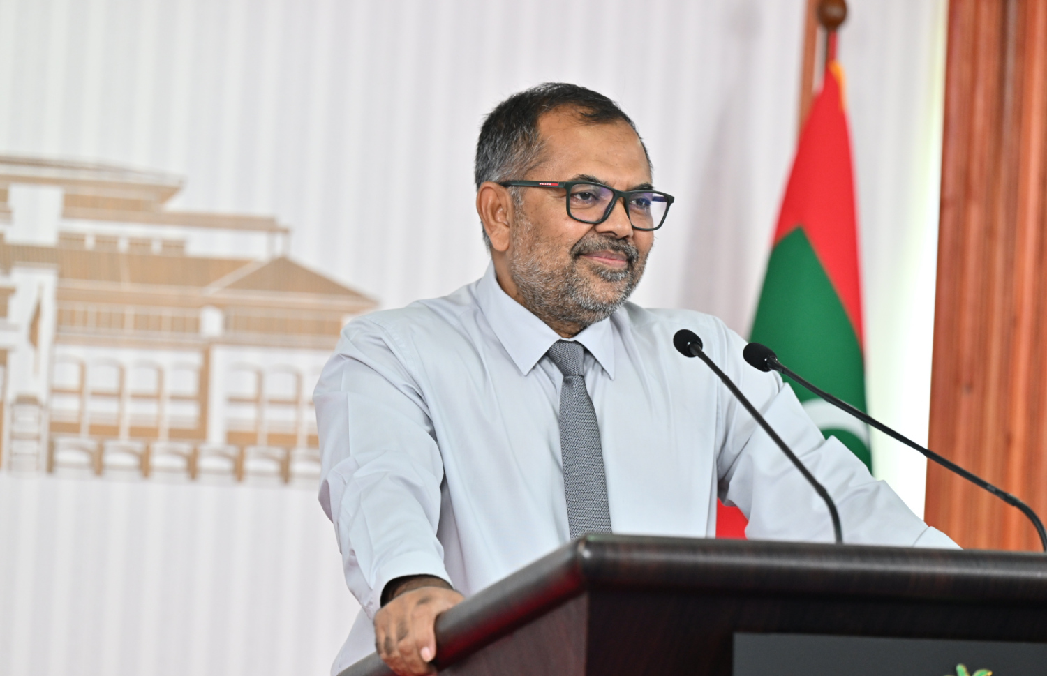 މިއަދު ބޭއްވި މީޑިއާ ބްރީފިންގައި ފިނޭންސް މިނިސްޓަރު ޒަމީރު ނޫސްވެރިއެއްގެ ސުވާލު އަޑުއައްސަވަނީ.