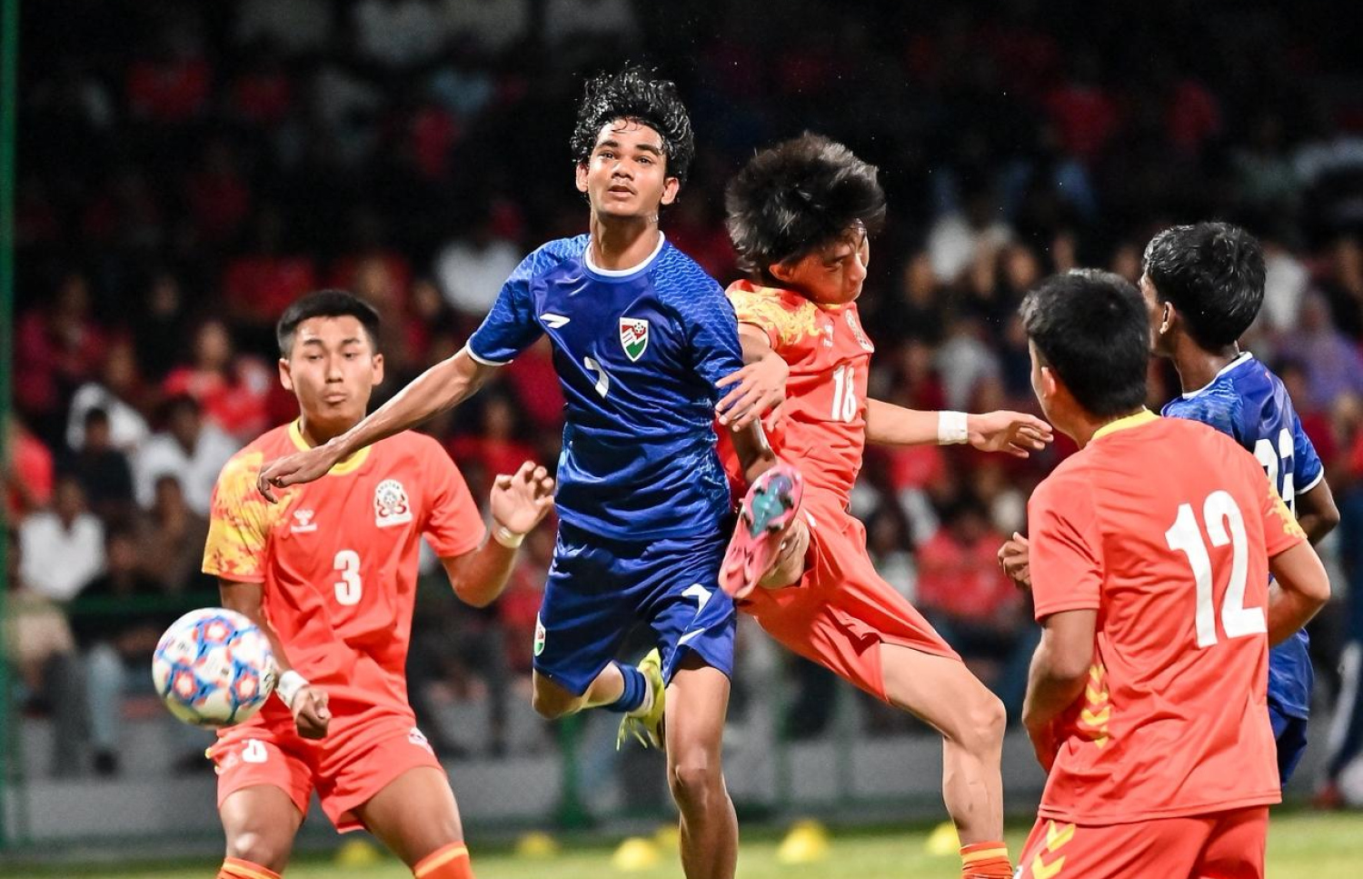 ރާއްޖެ އާއި ބޫޓާން ރޭ ބައްދަލުކުރި މެޗުގެ ތެރެއިން.-- ފޮޓޯ: ފަޔާޒް މޫސާ/ މިހާރު