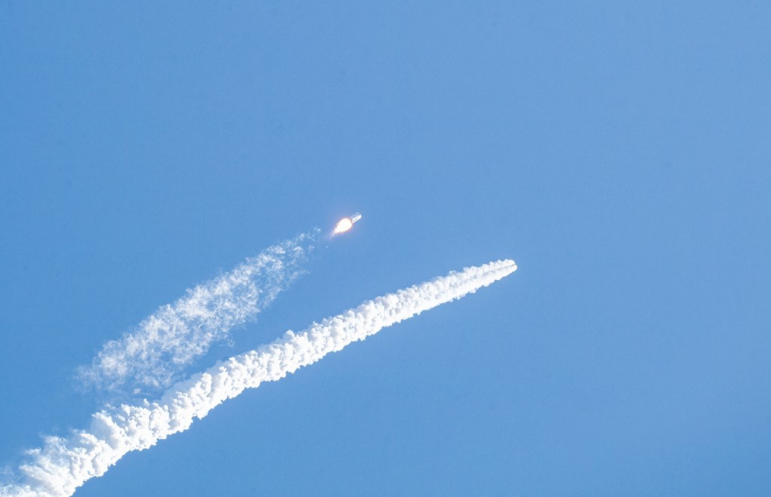 ޗައިނާގެ ދެކުނު ހައިނާން ޕްރޮވިންސްގެ ވެންޗަންގް ސްޕޭސް ލޯންޗް ސައިޓުން ފެބްރުއަރީ 11، 2026 ގައި އުދުއްސާލި "މެކްސިމަމް ޑައިނަމިކް ޕްރެޝަރު އެބޯޓް" ޓެސްޓެއްގައި، "މެންގްޒޯ" އުޅަނދު (ކަނާތްފަރާތުގައި) "ލޯންގް މާޗް-10" ރޮކެޓާ ވަކިވަނީ.