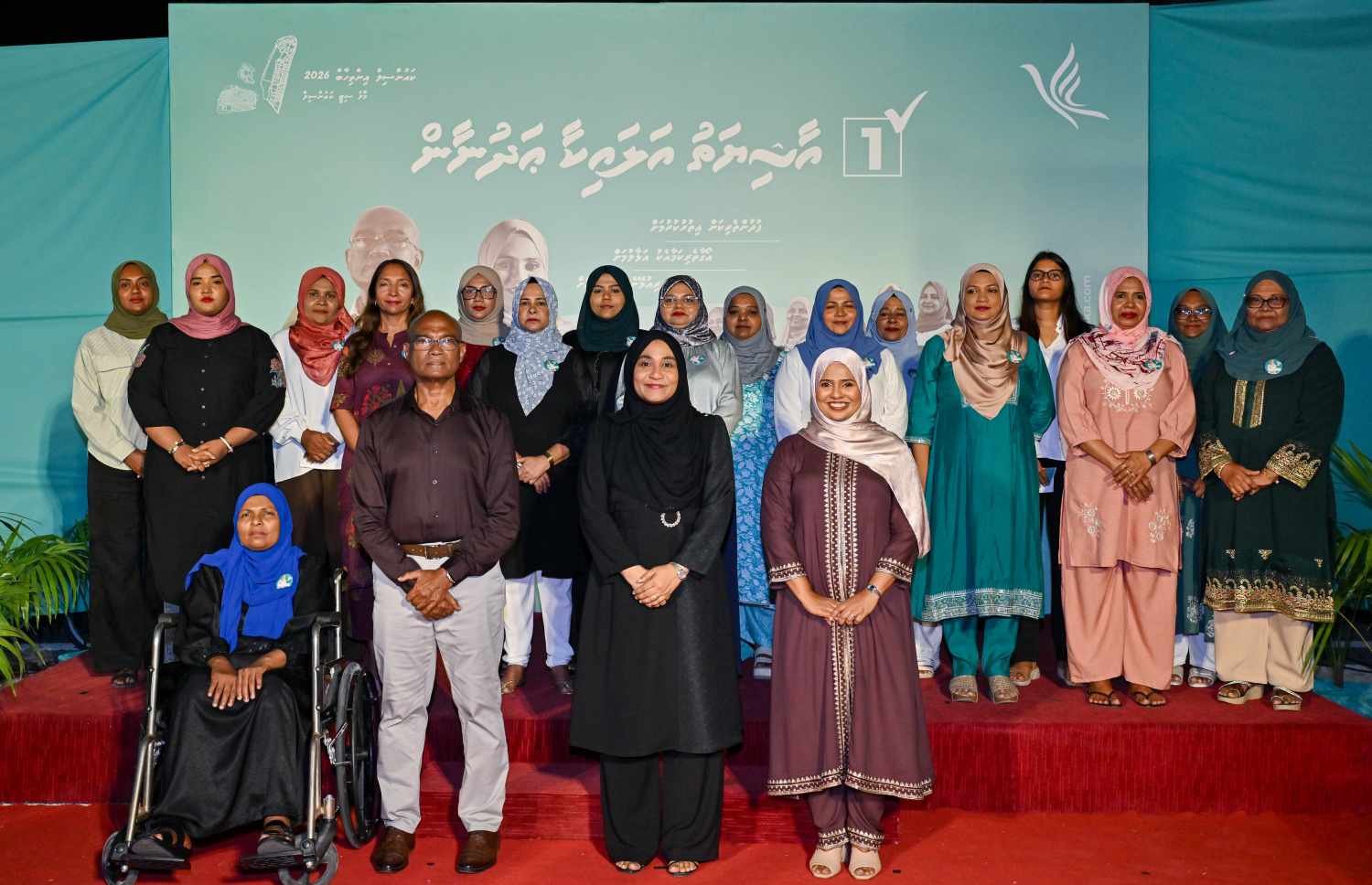 އަލައިކާގެ ކެމްޕެއިން ޖަގަހައެއް ހުޅުވުމަށް ރޭ ބޭއްވި ޖަލްސާގައި ފަސްޓް ލޭޑީ ސާޖިދާ އާއި ޕީއެންސީގެ މޭޔަރު ކެންޑިޑޭޓް ޖަލީލް އަދި އަލައިކާ އެހެން ބައިވެރިންނާ އެކު ގުރޫޕް ފޮޓޯއެއް ނަންގަވަނީ.