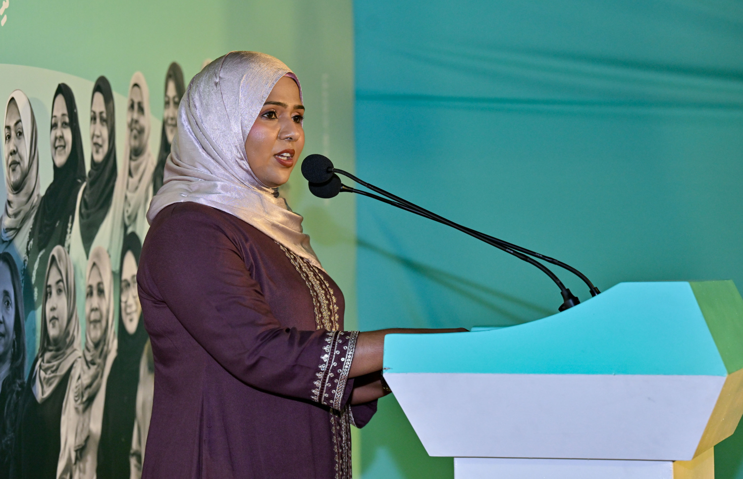 ރޭގެ ހަފުލާގައި އަލައިކާ ވާހަކަ ދައްކަވަނީ.---ފޮޓޯ: ޕީއެންސީ