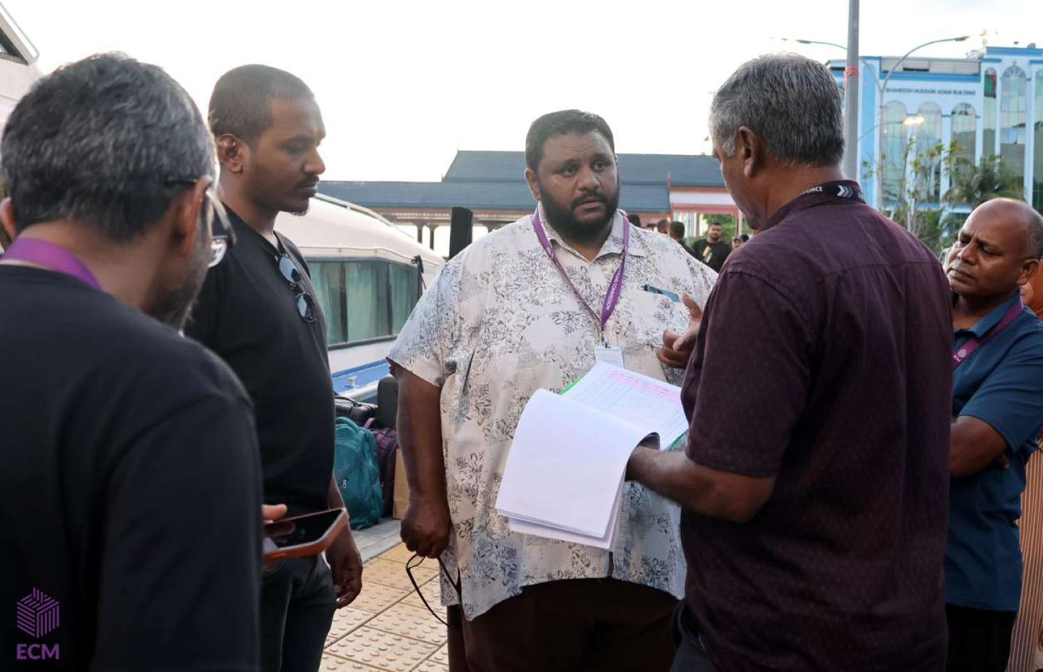 އިންތިހާބާ ބެހޭ މަރުކަޒެއްގައ ސޮލާހް ހަރަކާތްތެރިވެވަޑައިގަންނަވަނީ.