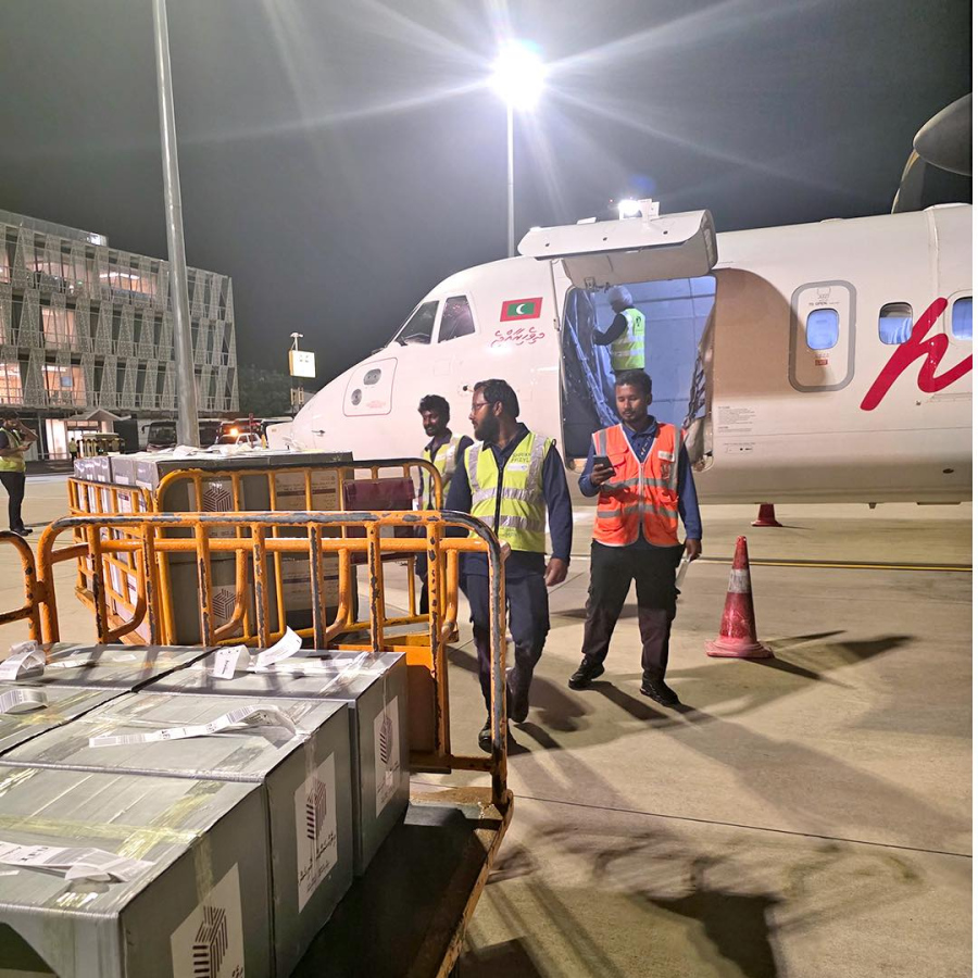 ރަށެއްގެ ވޯޓުލާ މަރުކަޒަކަށް ސާމާނު ގެންދަން މަތިންދާބޯޓަށް އަރުވަން ތައްޔާރުކޮށްފައި.---ފޮޓޯ: އީސީ