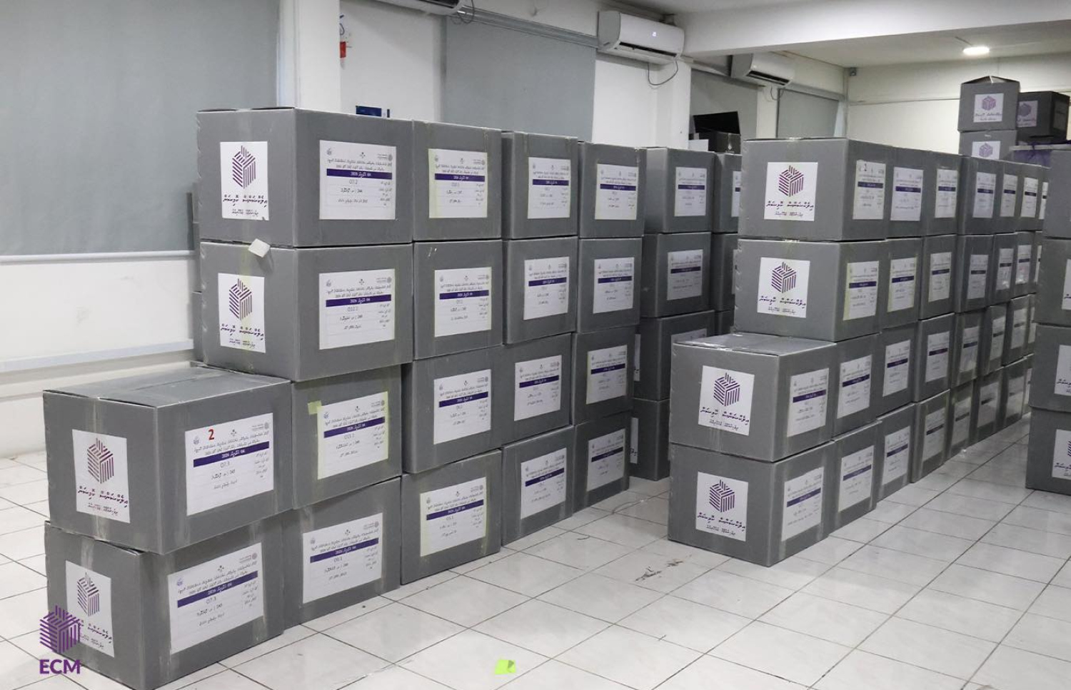 ރަށްރަށުގެ ވޯޓުލާ މަރުކަޒުތަކަށް ގެންދާ ސާމާނު ތައްޔާރުކޮށްފައި.---ފޮޓޯ: އީސީ