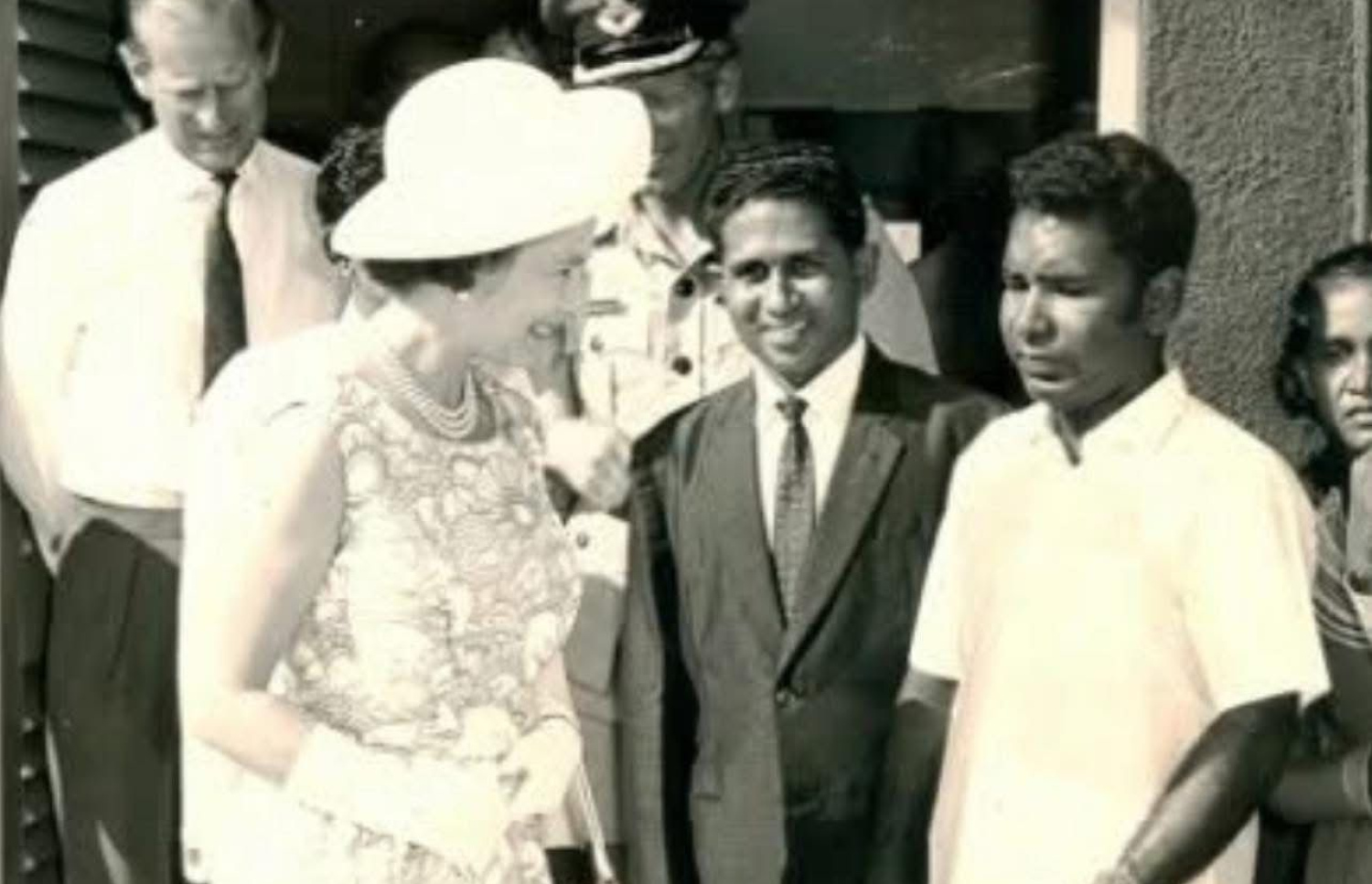 އިނގިރޭސި ރާނީ އައްޑު އަށް ވަޑައިގަތުމުން މަރުހަބާ ދަންނަވަން އިސްކޮށް ހުންނެވީ އަހުމަދު ސޯލިހު އަލި ދީދީ (ކޯޓުފަޓުލޫނުގައި)