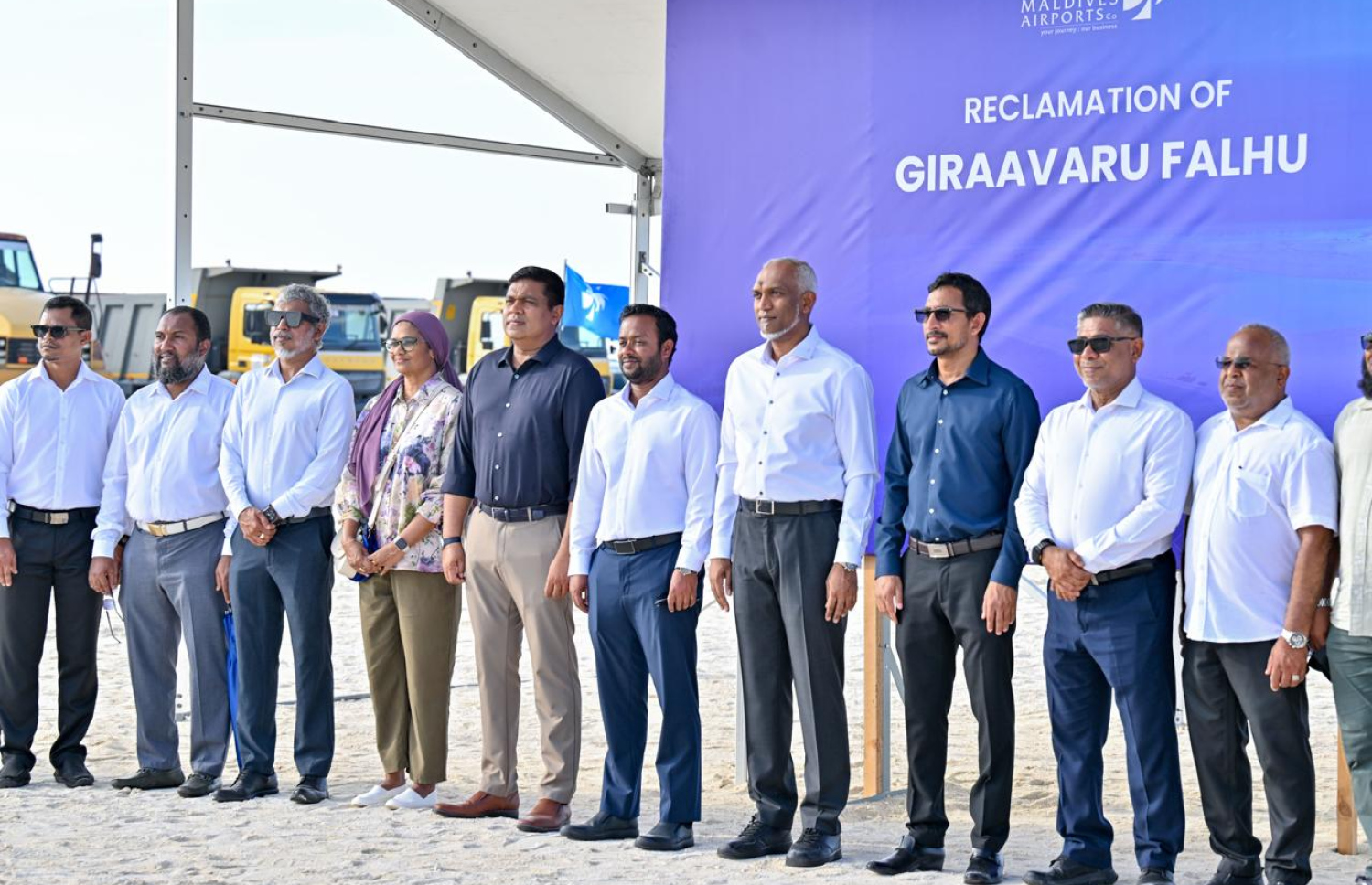 ހިއްކުމުގެ މަސައްކަތް ބައްލަވާލައްވަން ރައީސާއި މިނިސްޓަރުން ގިރާވަރުފަޅުގައި.-- ފޮޓޯ: ރައީސް އޮފީސް