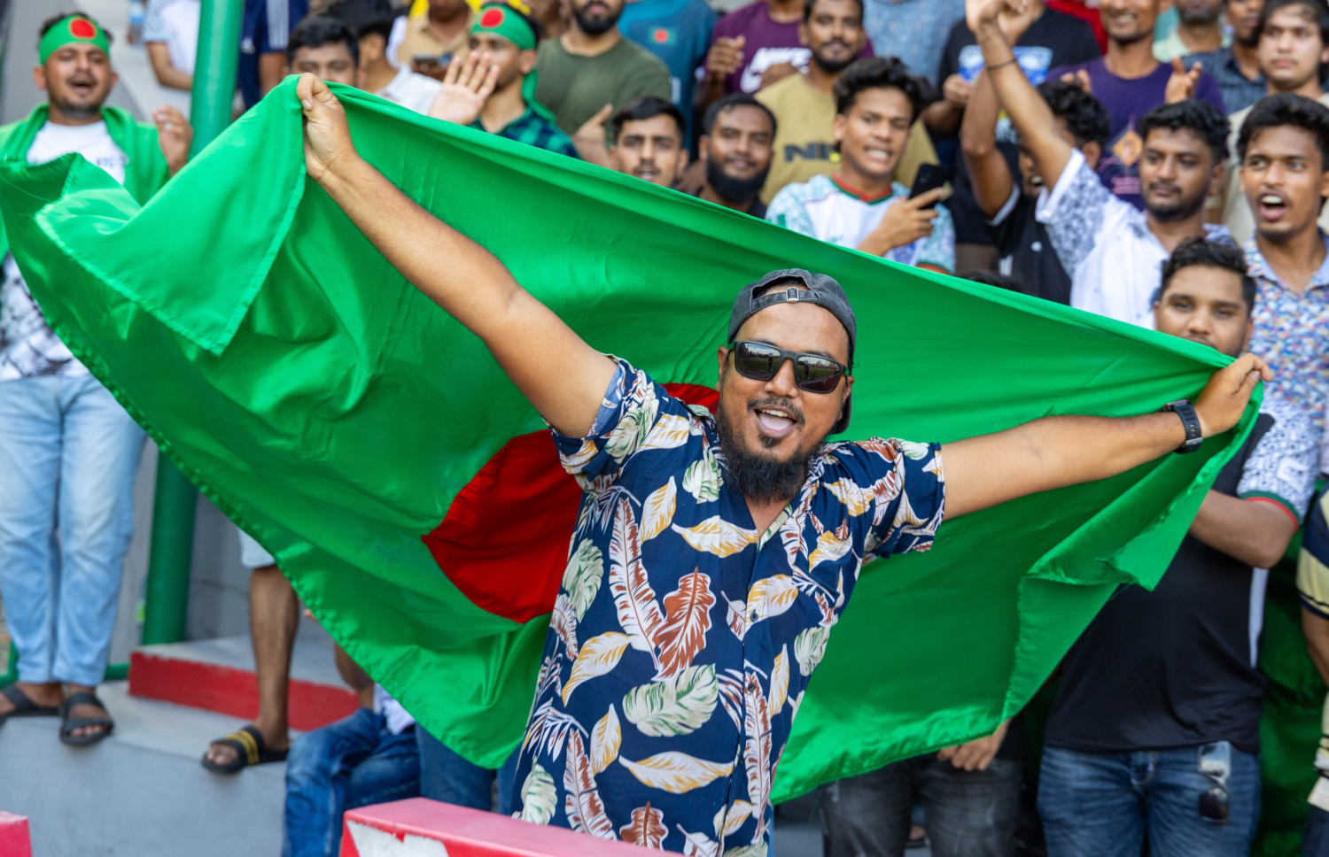 ބަންގްލަދޭޝްގެ ސަޕޯޓަރަކު ދިދަ ހިފައިގެން އުފާފާޅުކުރަނީ. -- ފޮޓޯ: އިމޭޖަސް އެމްވީ